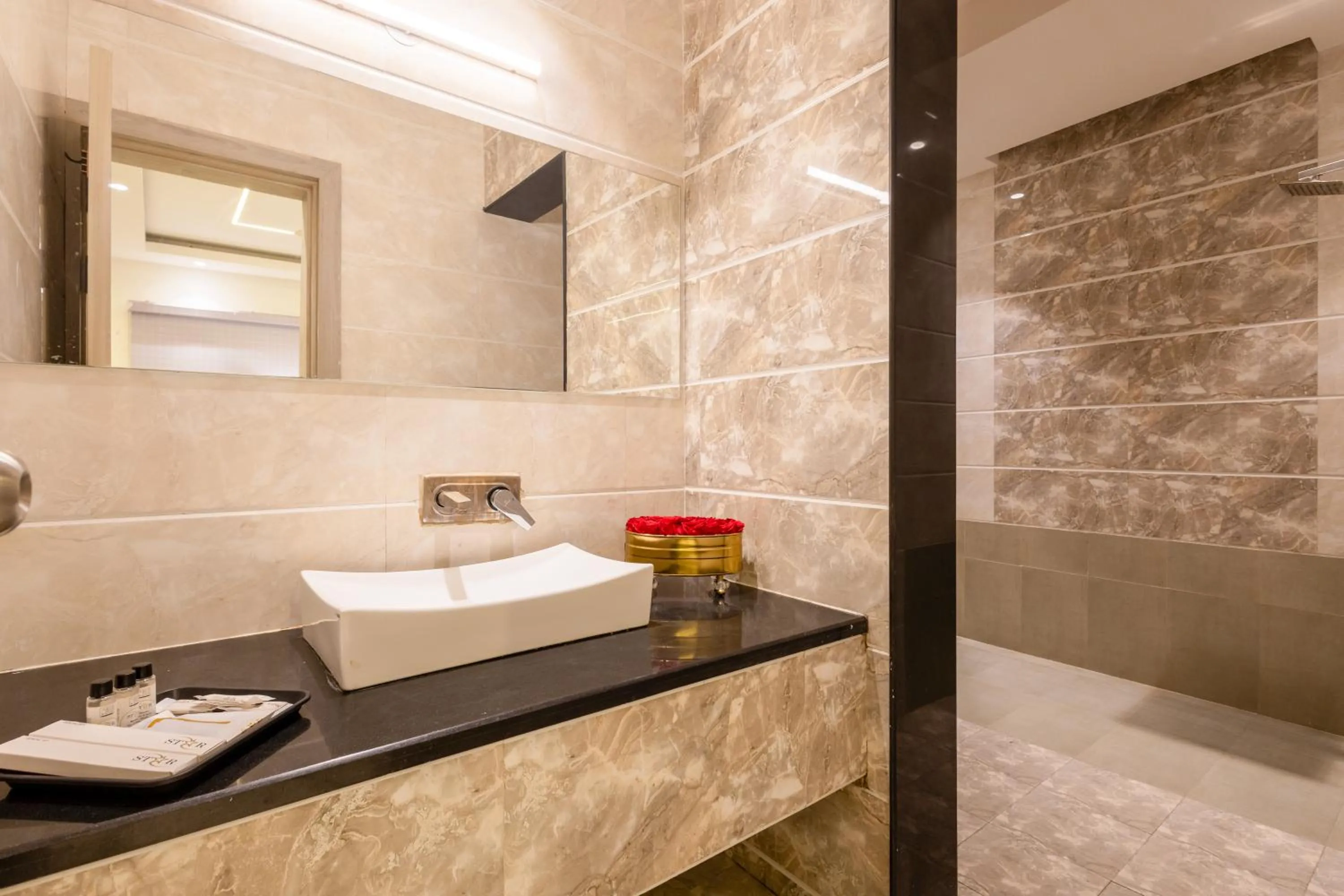 Bathroom in Hotel Transit International- Aerocity Delhi Airport
