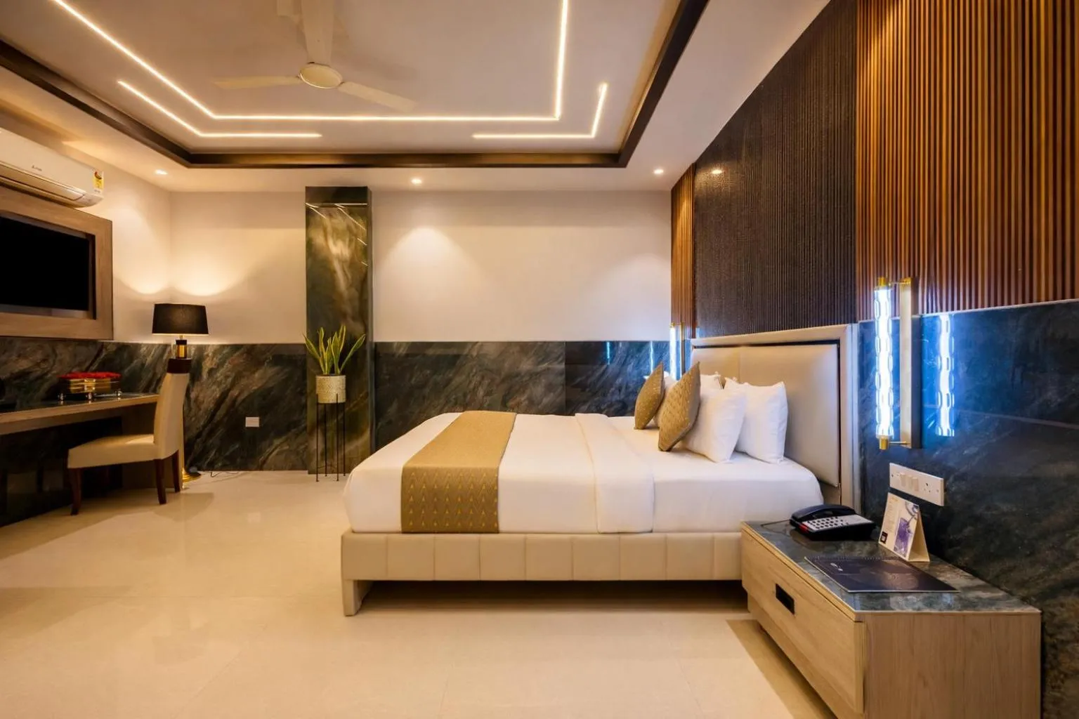 Photo of the whole room, Bed in Hotel Transit International- Aerocity Delhi Airport