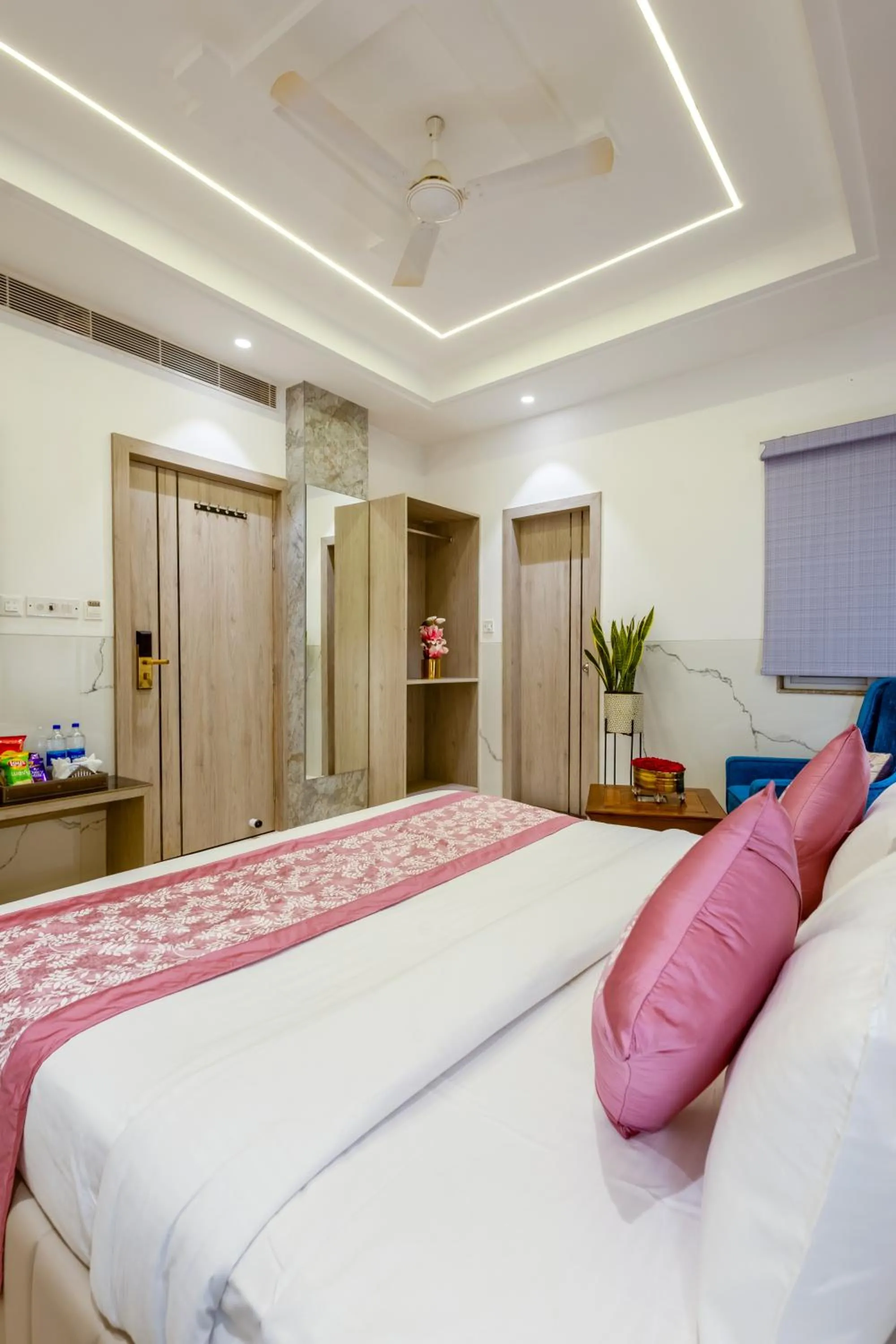 Photo of the whole room, Bed in Hotel Transit International- Aerocity Delhi Airport