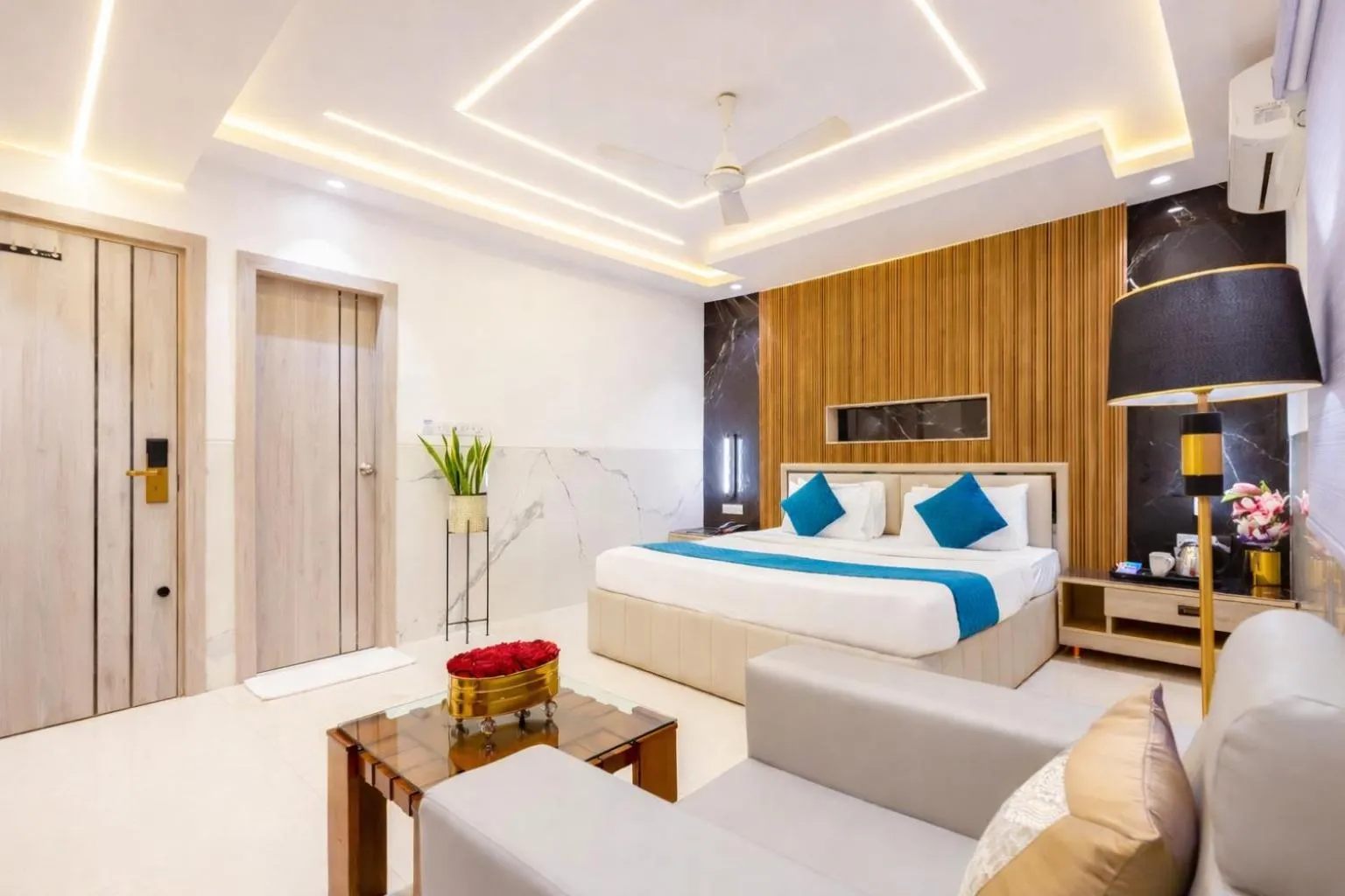 Photo of the whole room, Bed in Hotel Transit International- Aerocity Delhi Airport