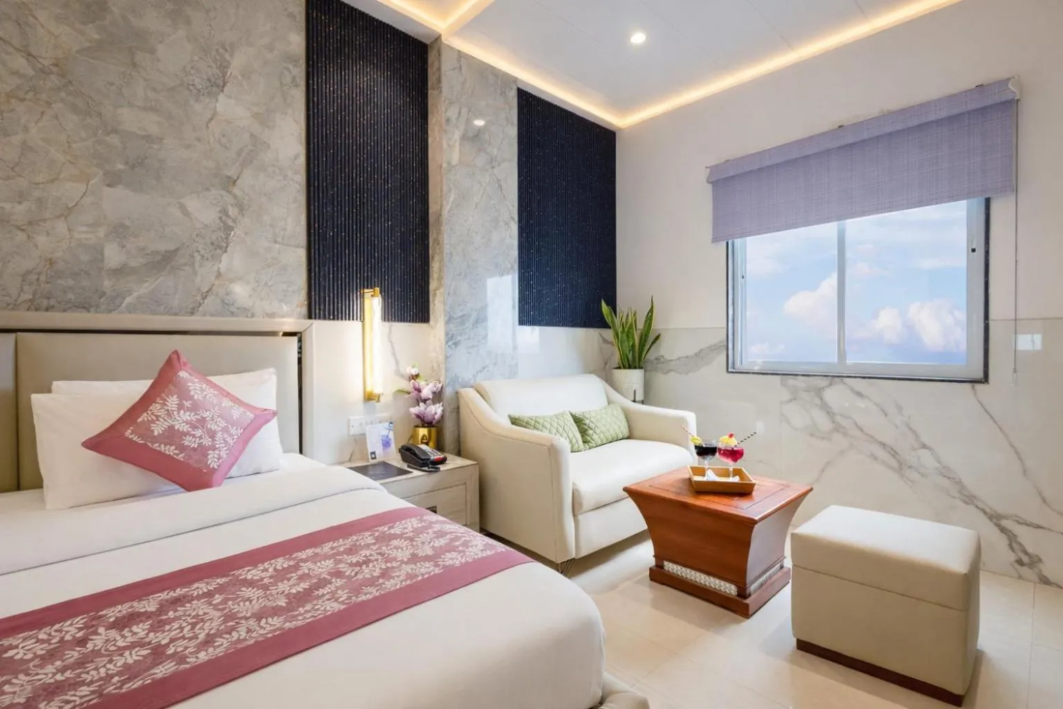 Photo of the whole room, Bed in Hotel Transit International- Aerocity Delhi Airport