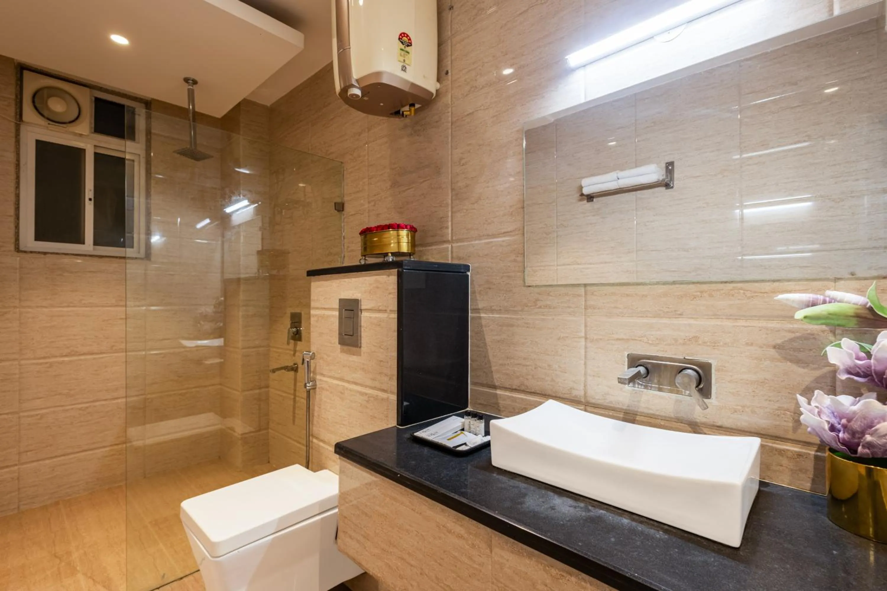 Bathroom in Hotel Transit International- Aerocity Delhi Airport