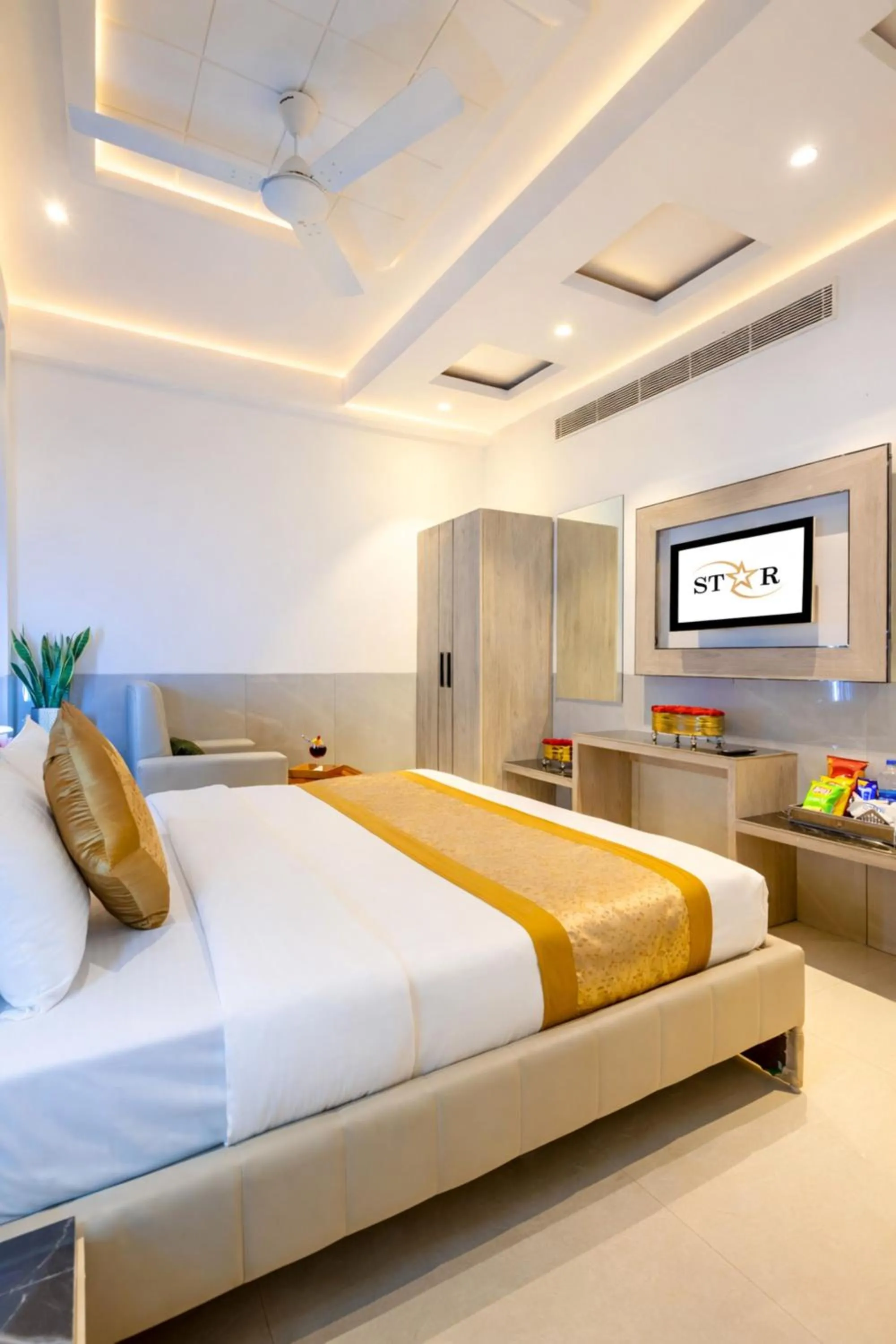 Photo of the whole room, Bed in Hotel Transit International- Aerocity Delhi Airport