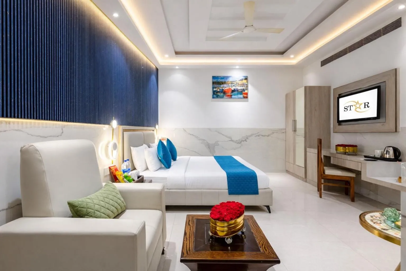Photo of the whole room, Bed in Hotel Transit International- Aerocity Delhi Airport