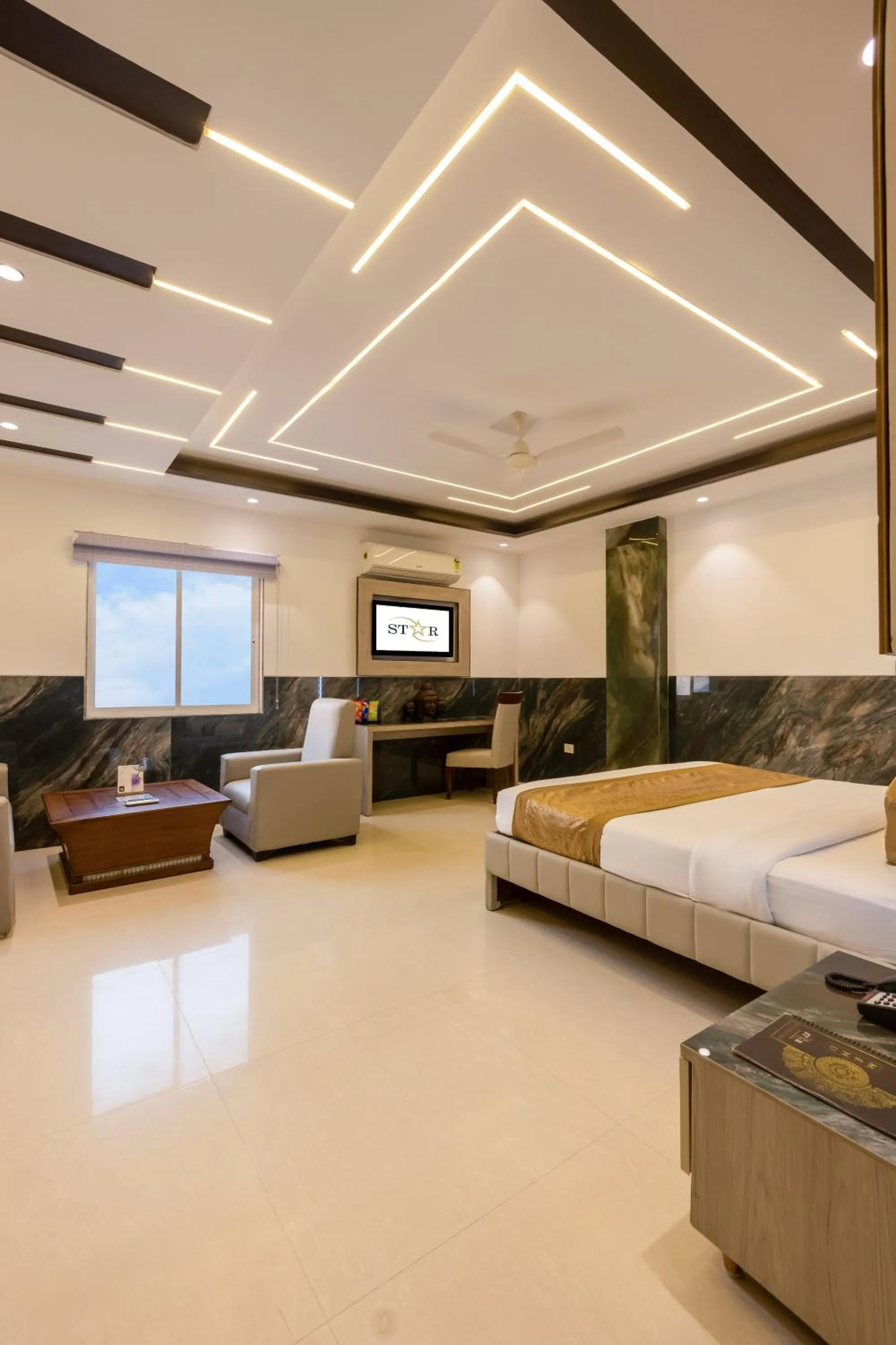 Photo of the whole room, Bed in Hotel Transit International- Aerocity Delhi Airport