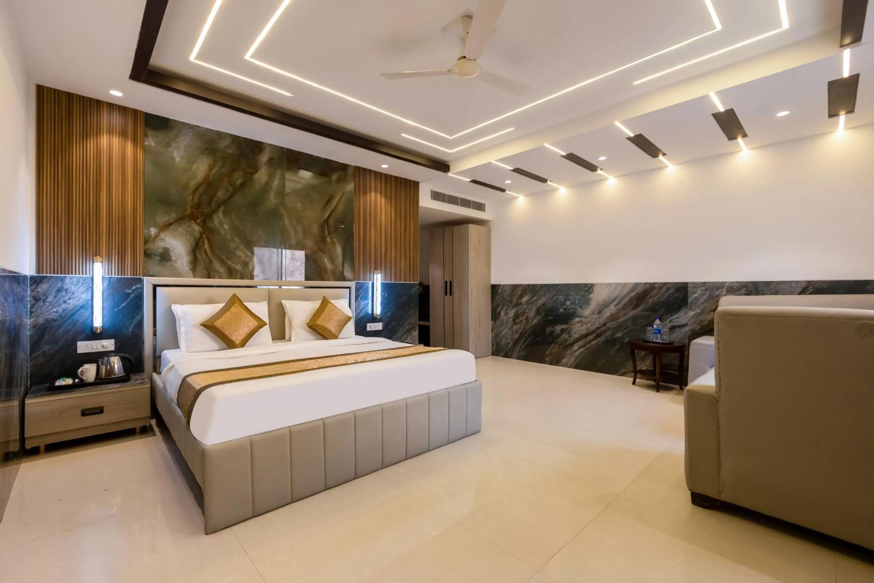 Photo of the whole room, Bed in Hotel Transit International- Aerocity Delhi Airport