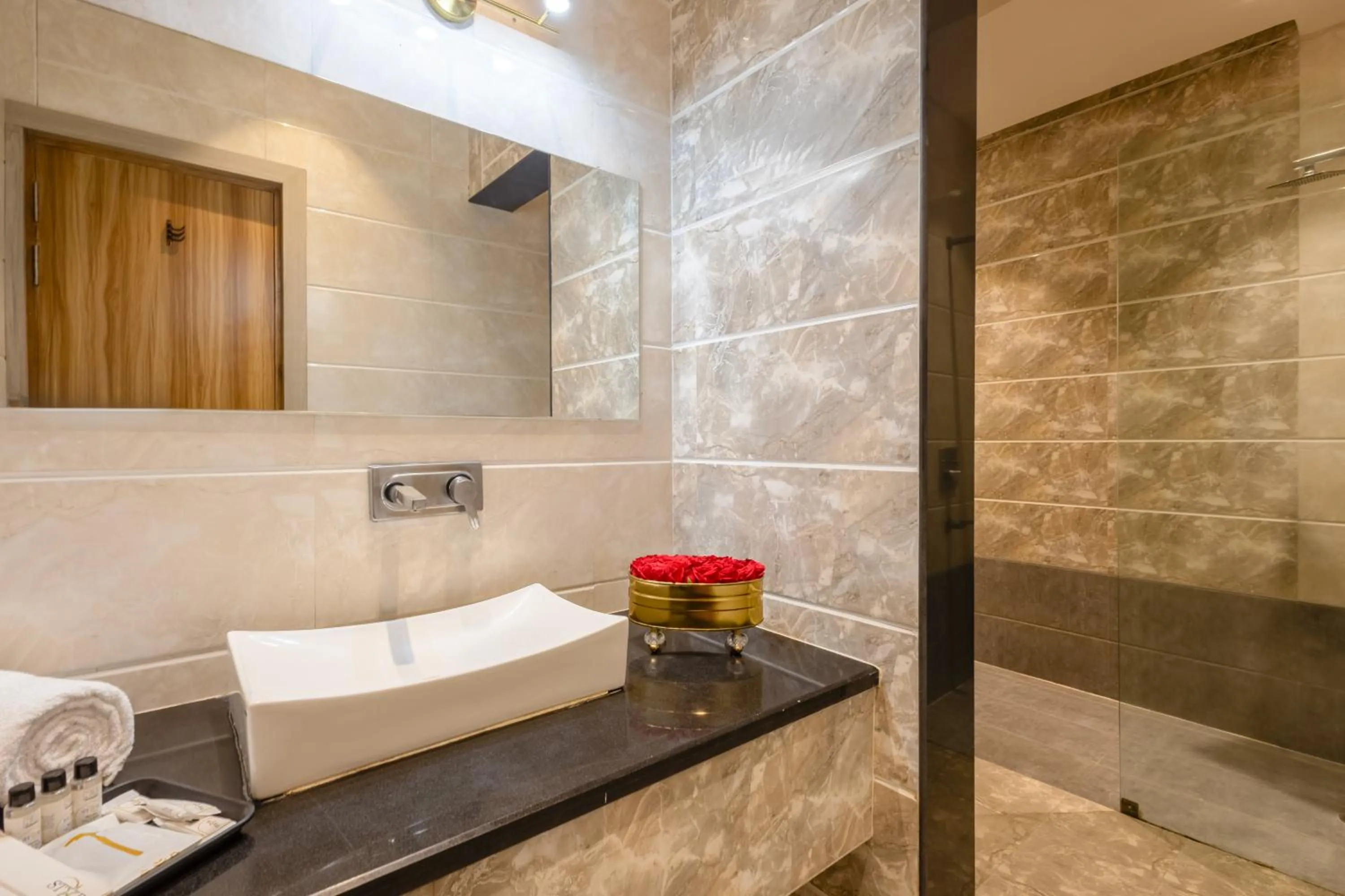 Bathroom in Hotel Transit International- Aerocity Delhi Airport