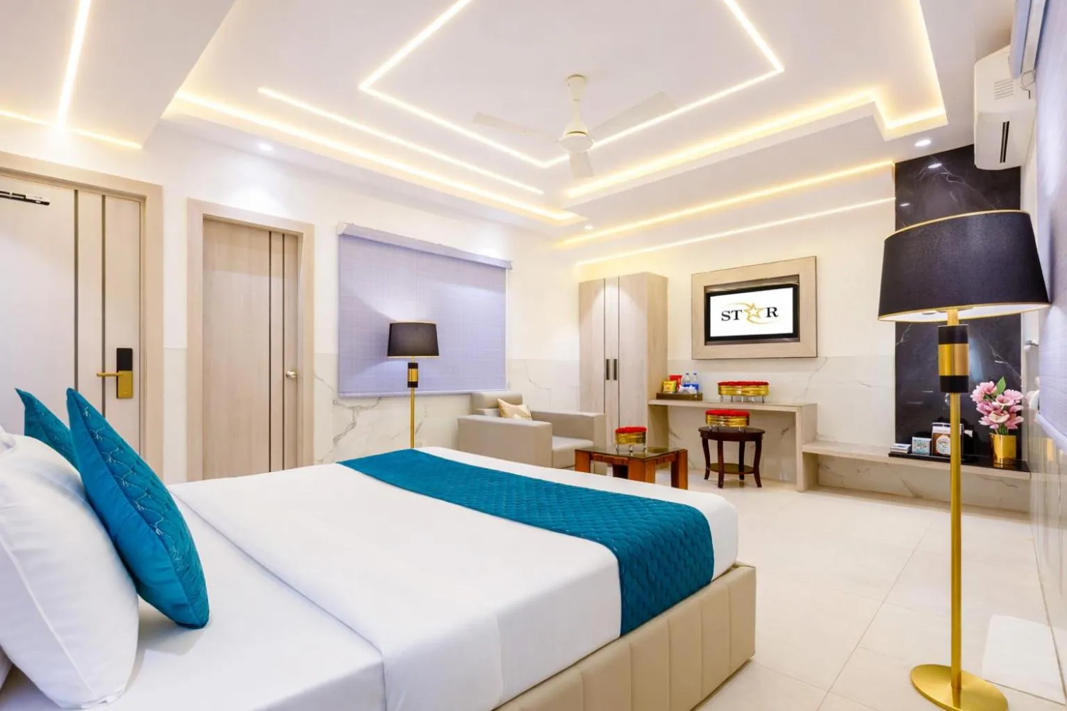 Photo of the whole room, Bed in Hotel Transit International- Aerocity Delhi Airport