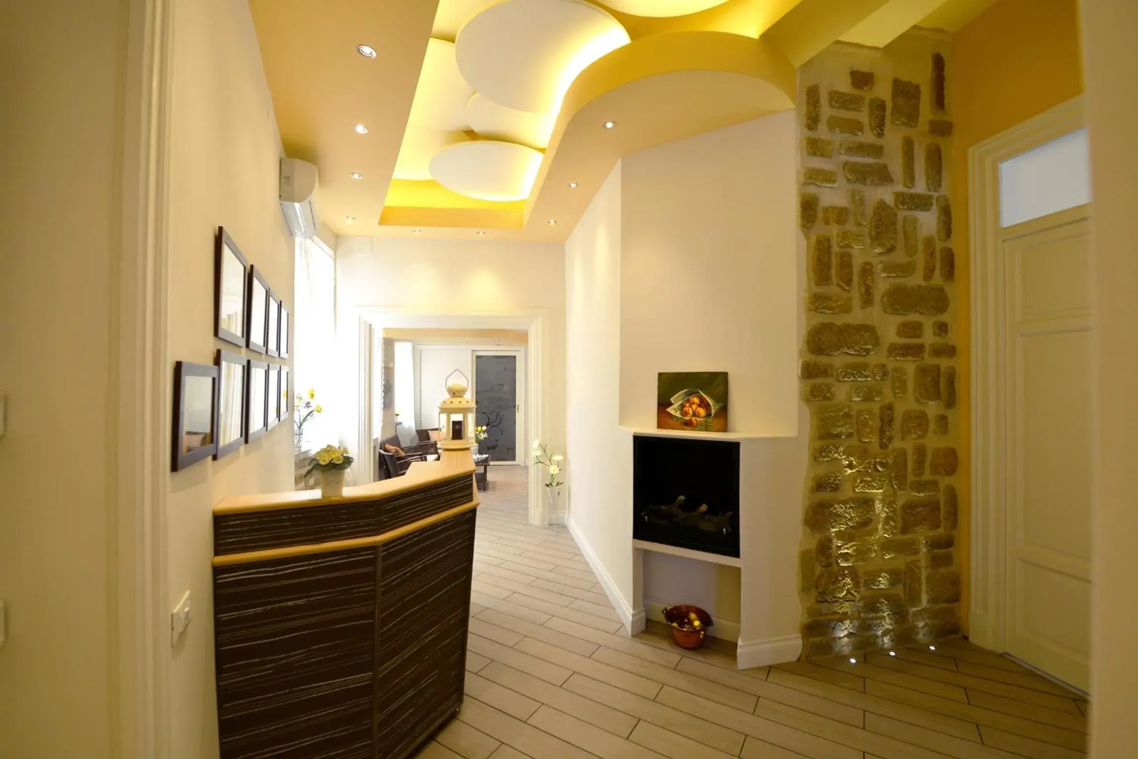 *1*7*4* Via Roma *1*7*4* Via Roma