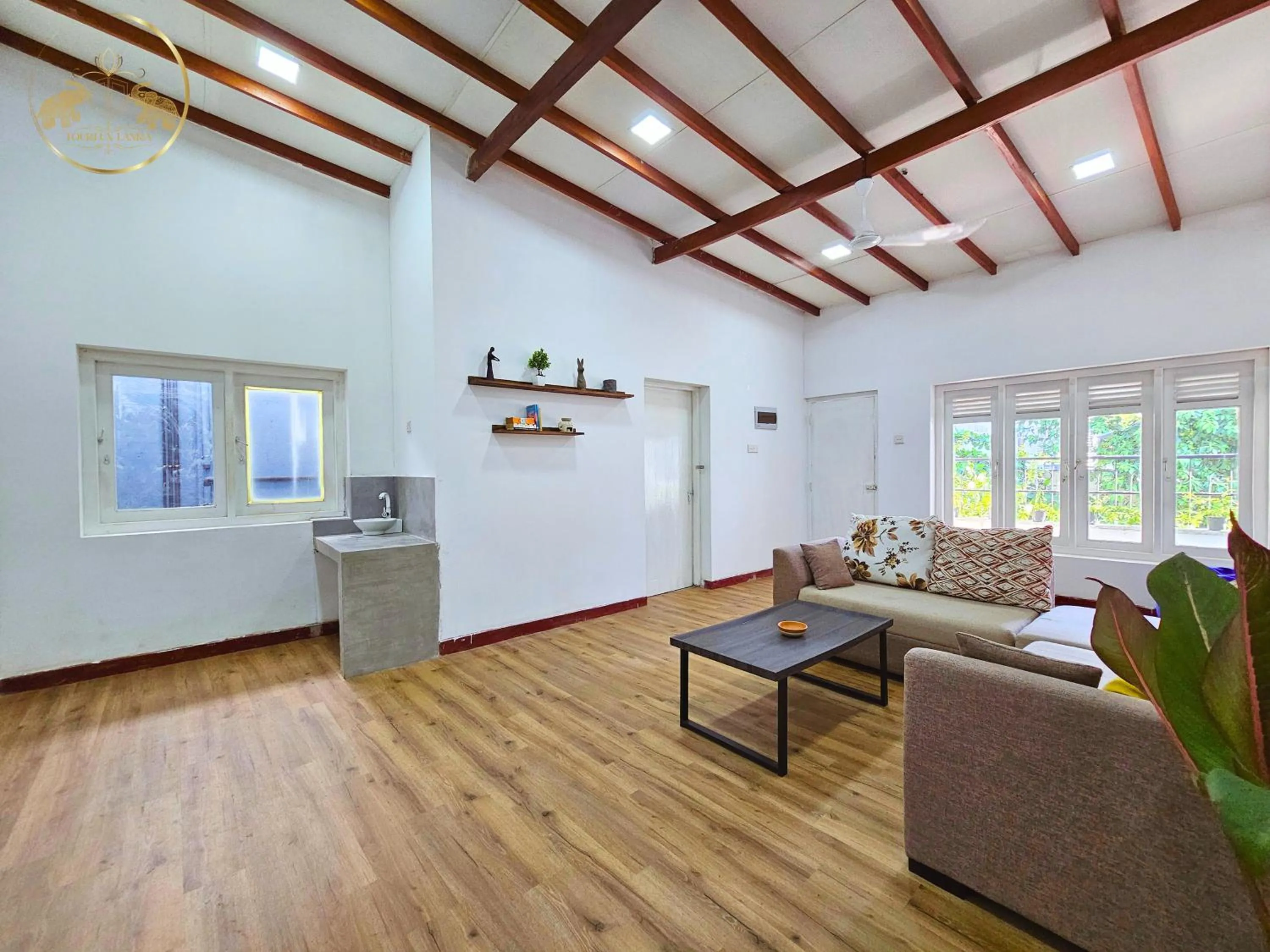 Communal lounge/ TV room in Galle Face Terrace Hostel by Tourlux