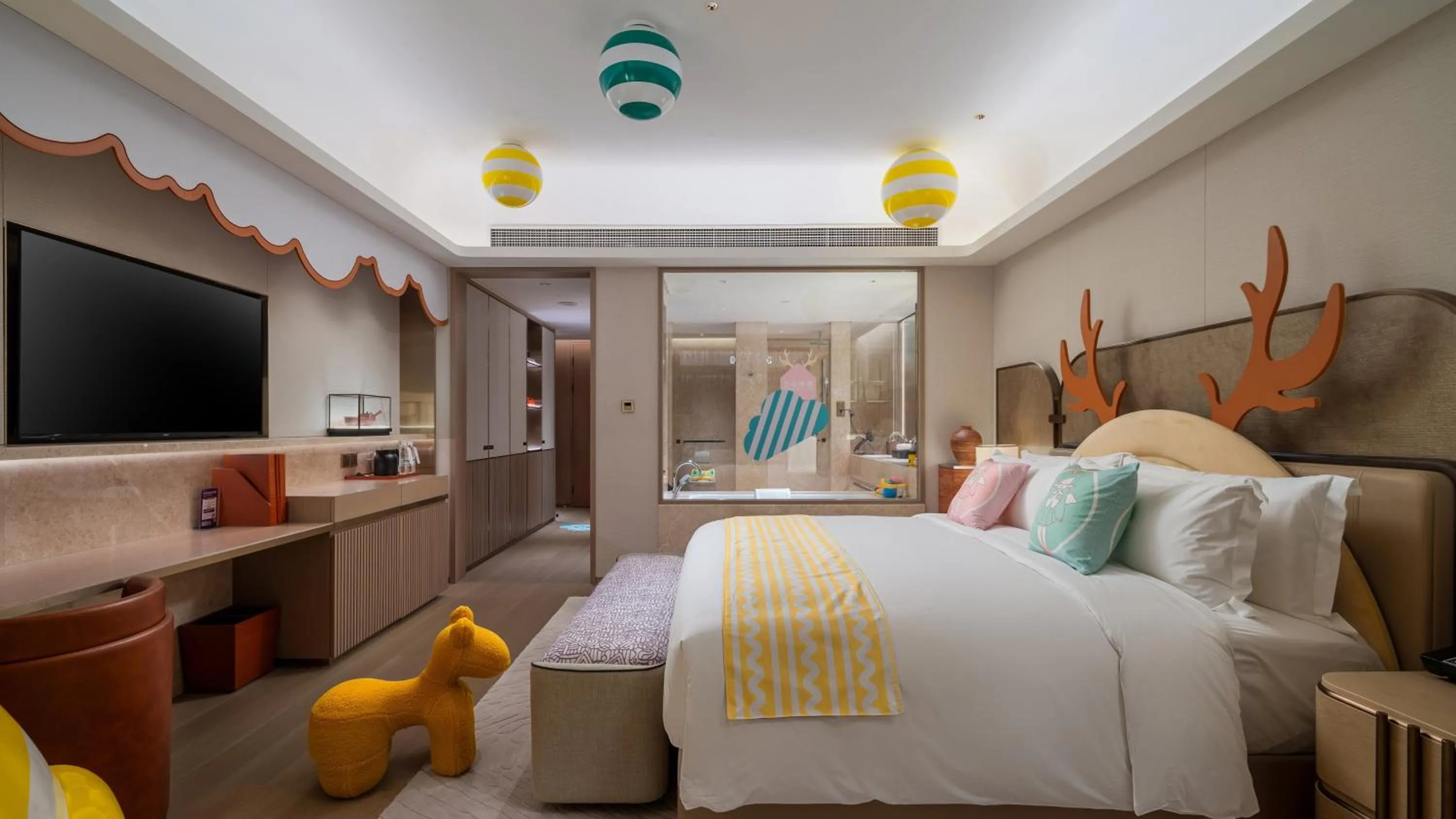 Photo of the whole room, Bed in InterContinental Wuxi Taihu New City by IHG