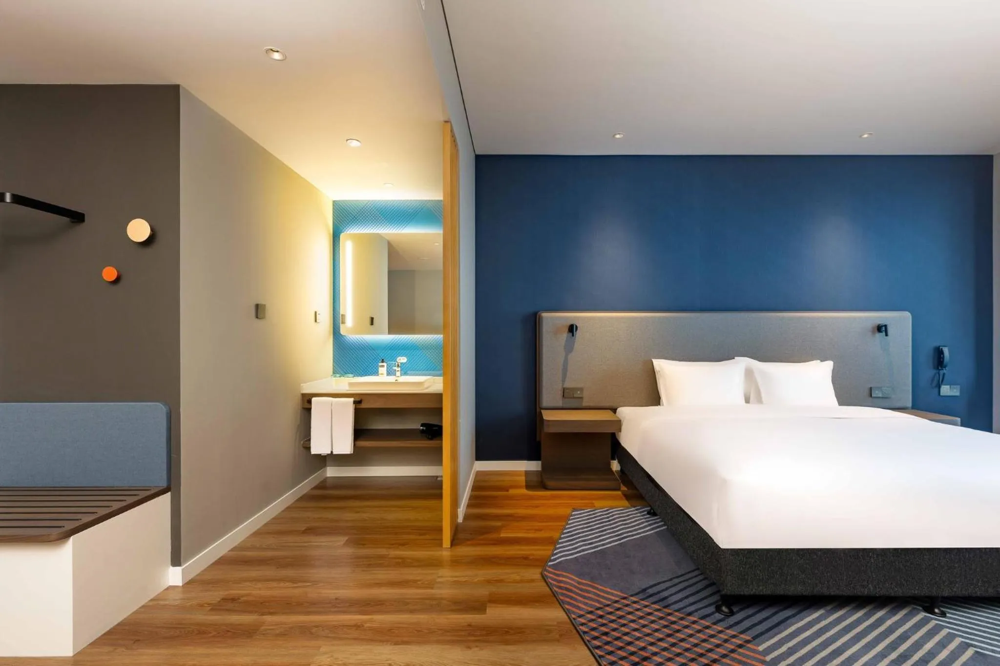 Photo of the whole room, Bed in Holiday Inn Express Haiyan by IHG