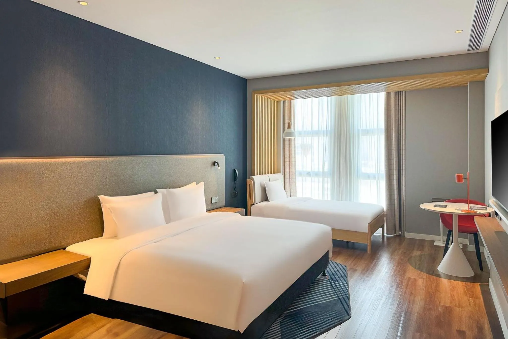 Photo of the whole room, Bed in Holiday Inn Express Haiyan by IHG