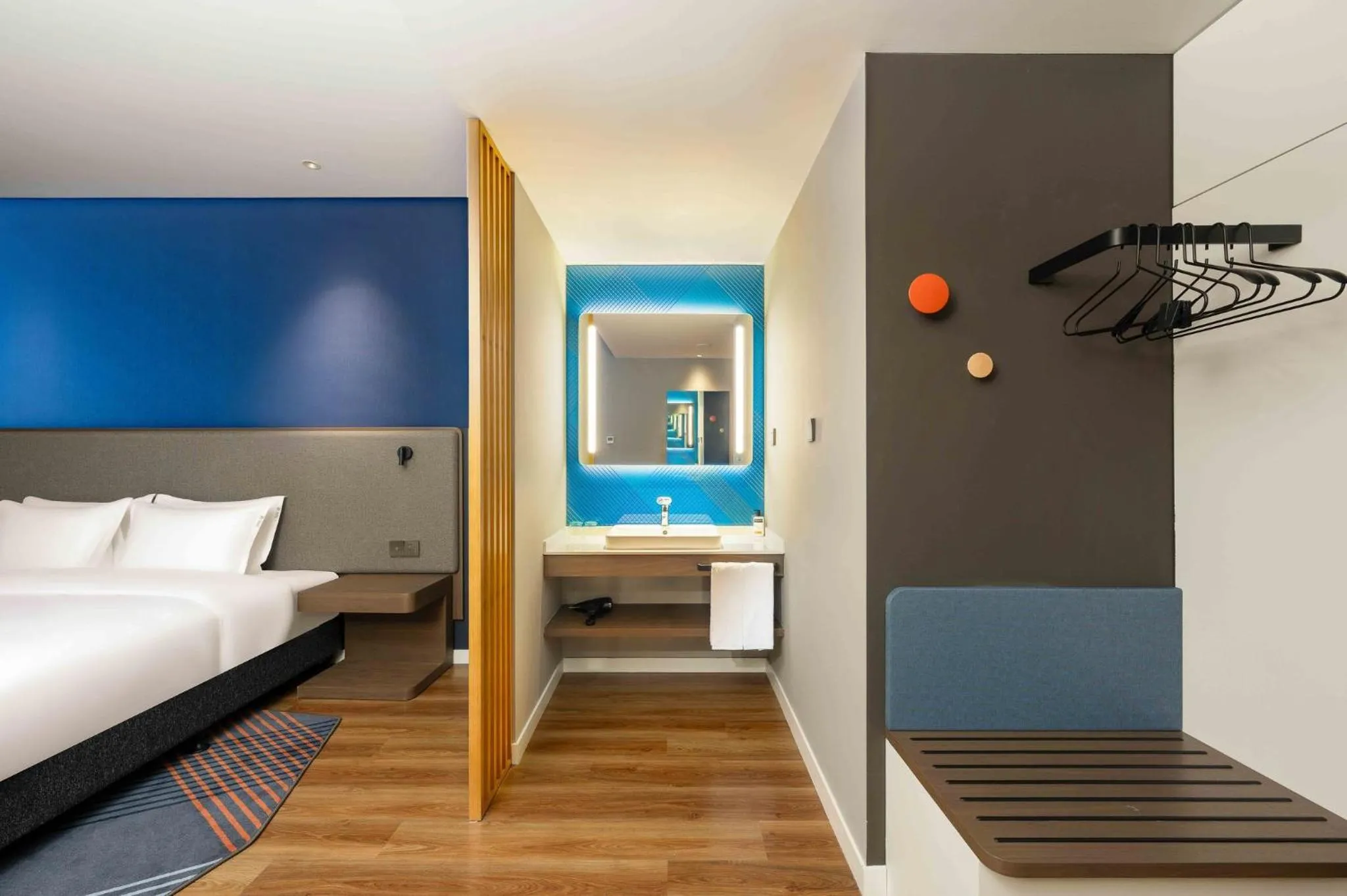 Photo of the whole room, Bed in Holiday Inn Express Haiyan by IHG