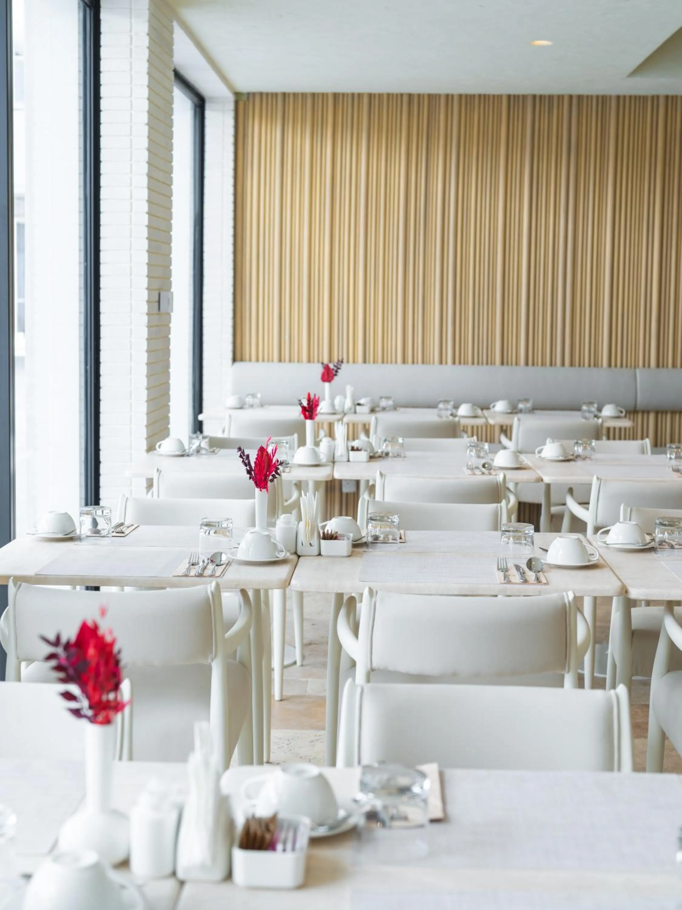 Restaurant/places to eat in Arabella Beach Hotel Kuwait, Vignette Collection by IHG