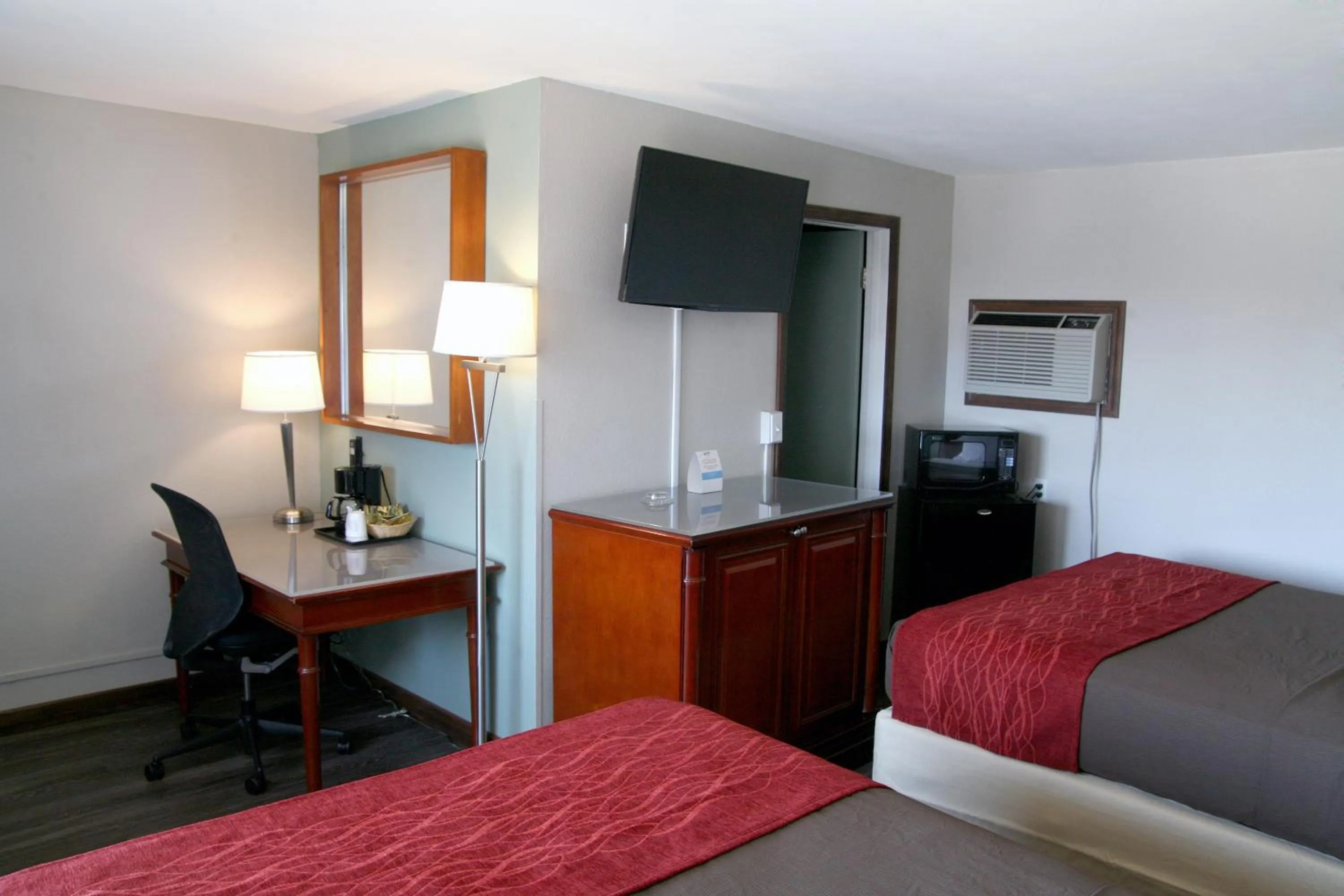 Photo of the whole room in South T Motel