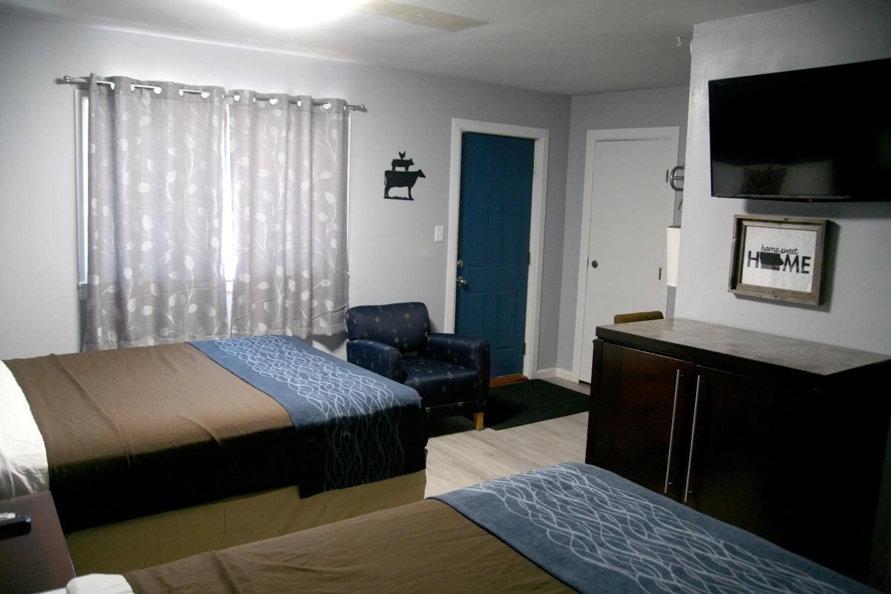 Photo of the whole room in South T Motel