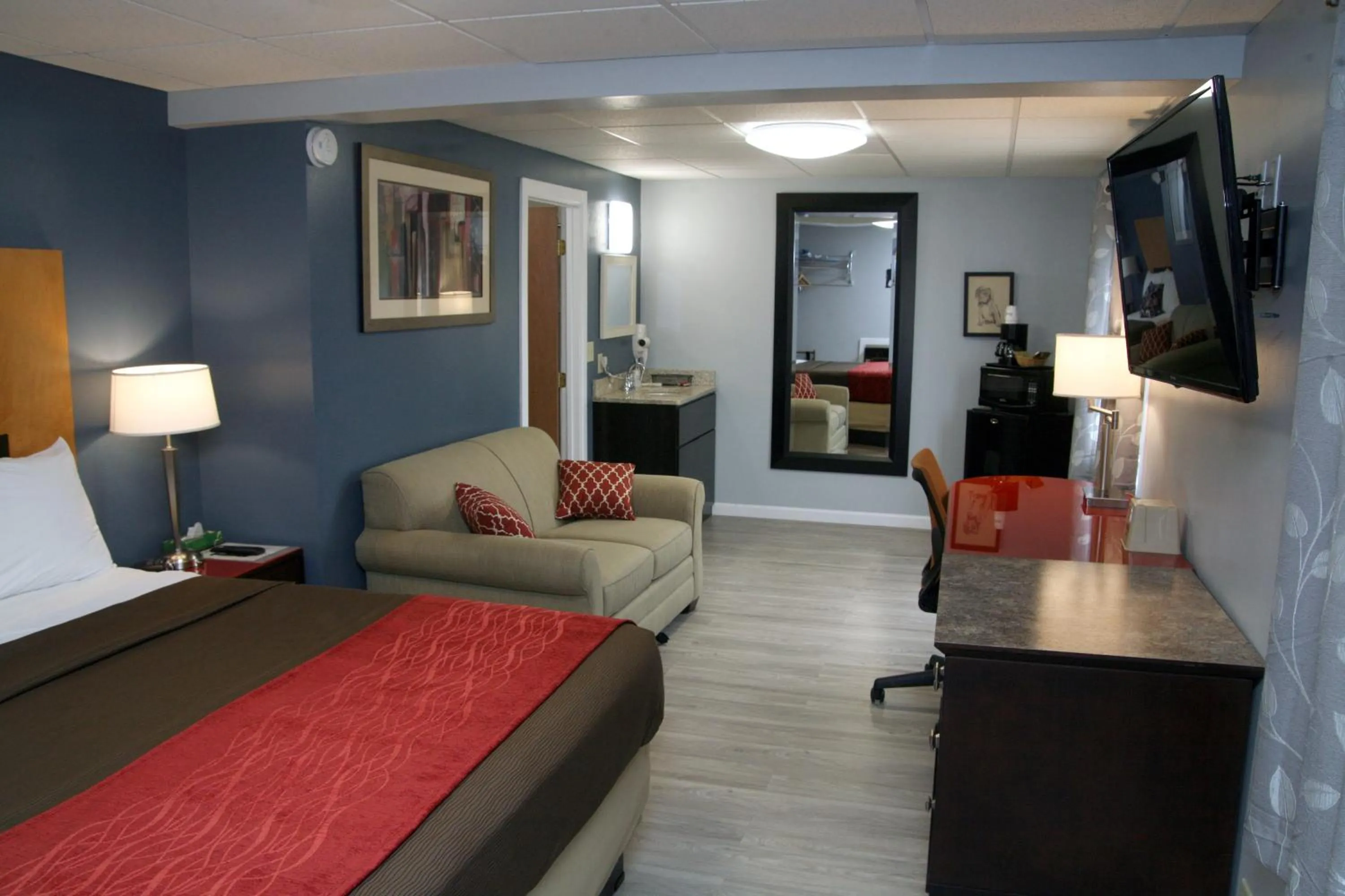 Photo of the whole room in South T Motel