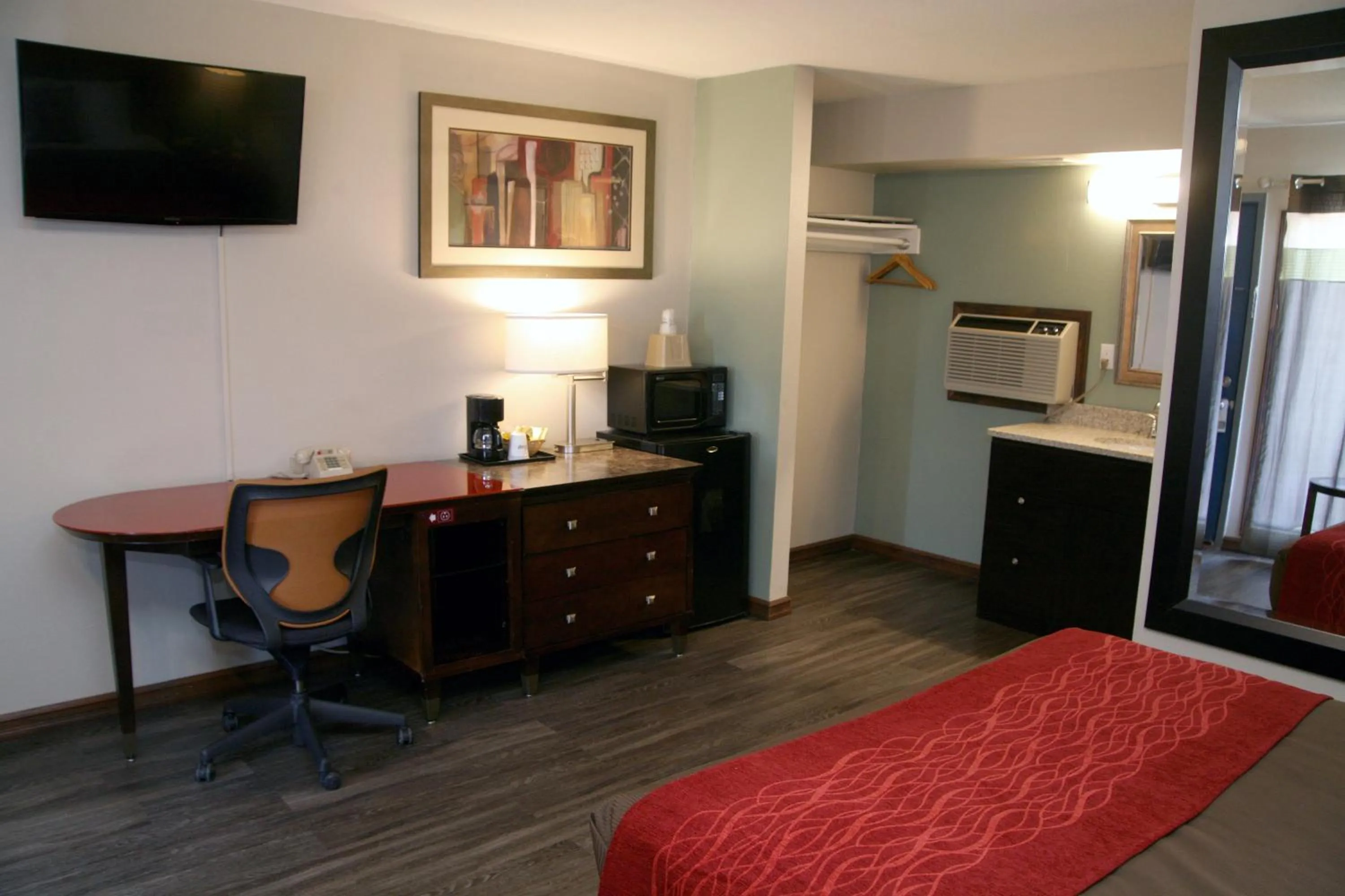 Photo of the whole room in South T Motel