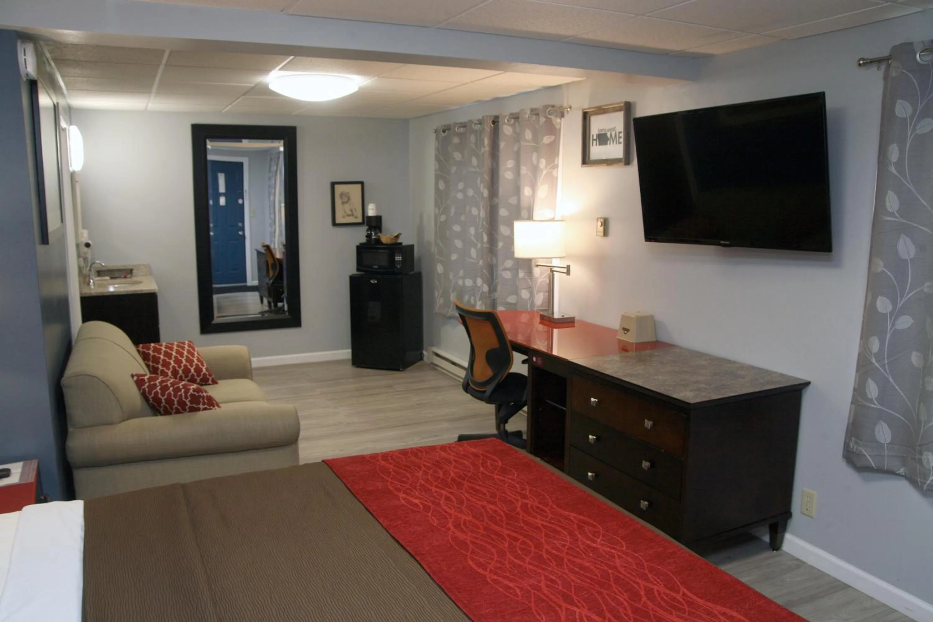 Photo of the whole room in South T Motel