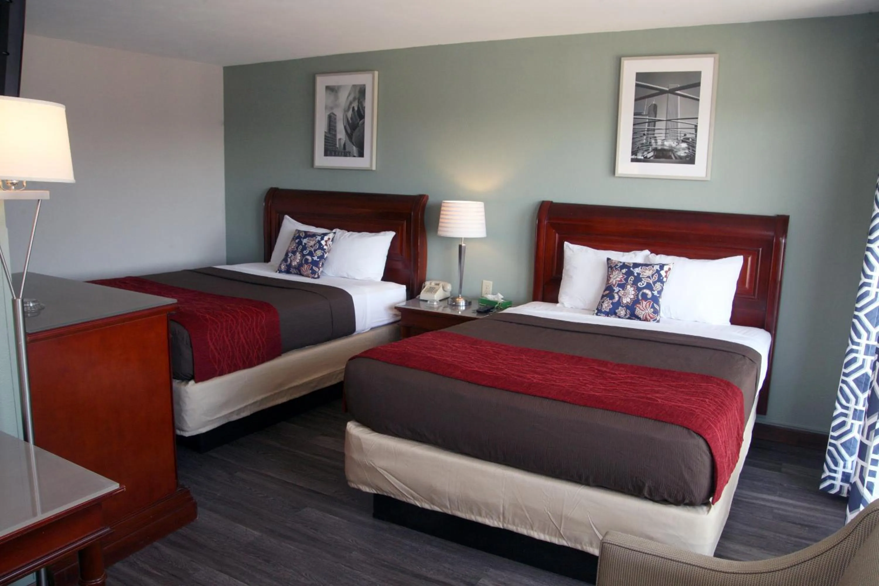 Photo of the whole room in South T Motel