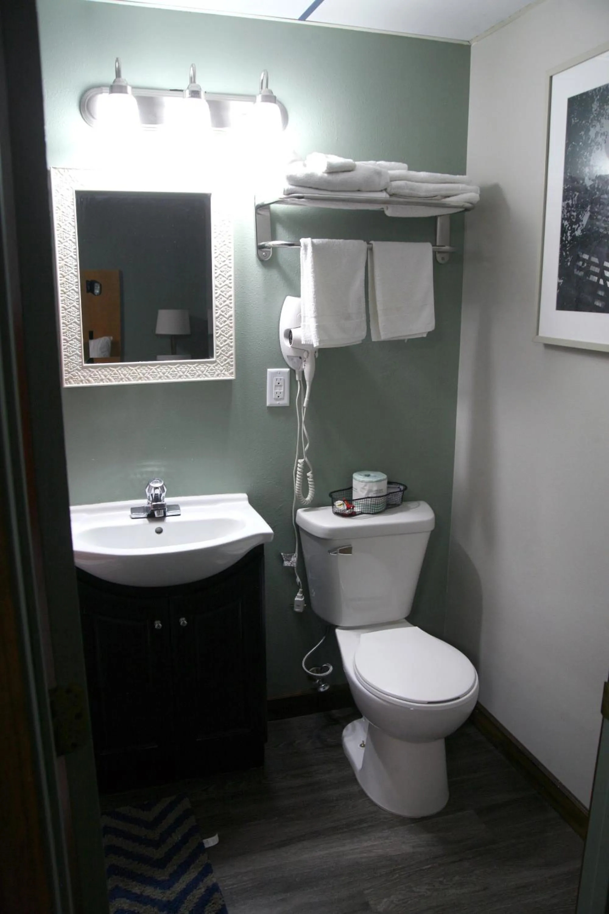 Photo of the whole room in South T Motel