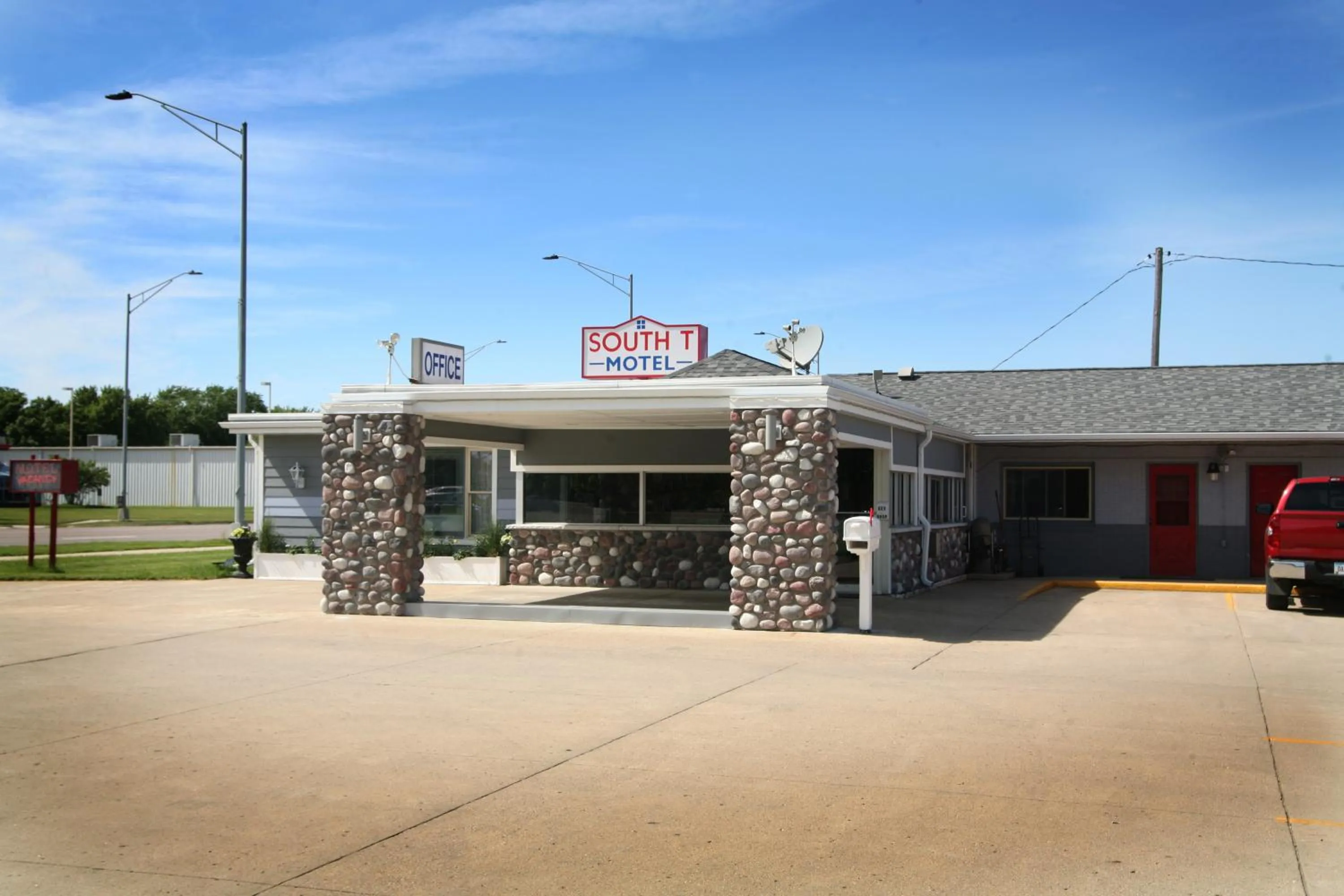 Facade/entrance in South T Motel