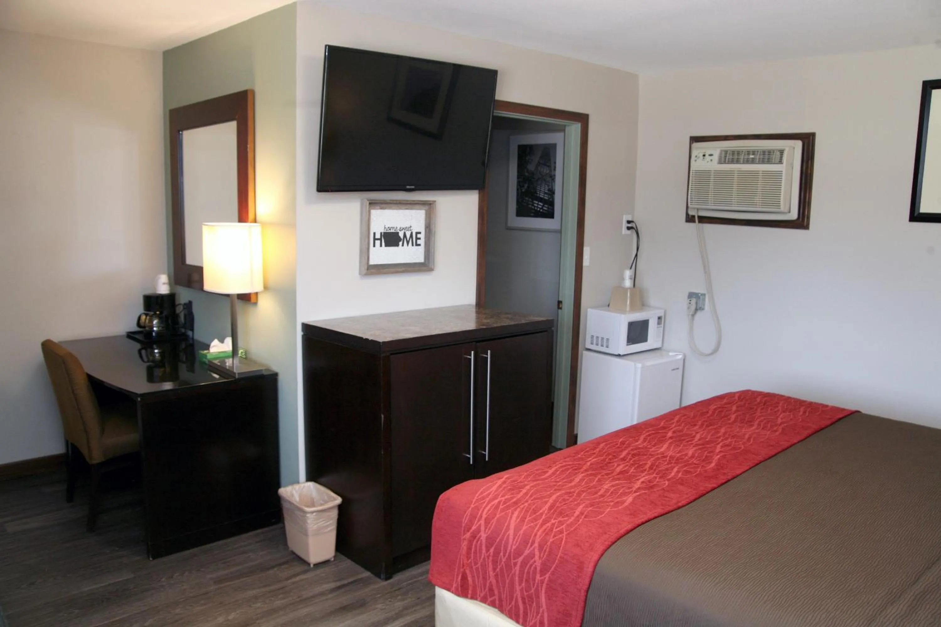 Photo of the whole room in South T Motel