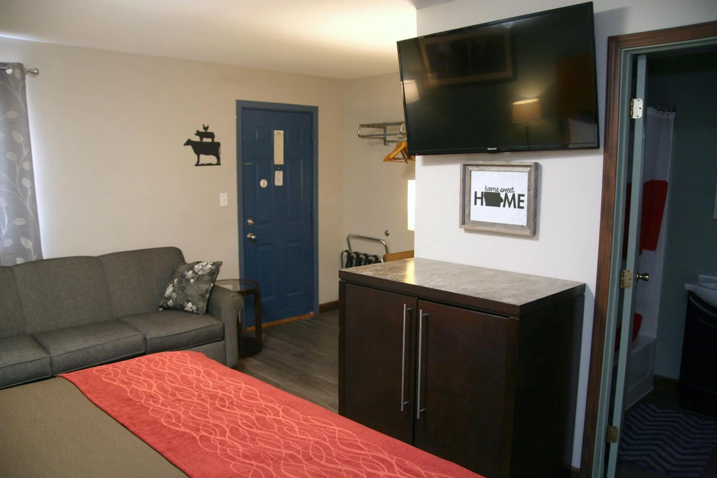 Photo of the whole room in South T Motel