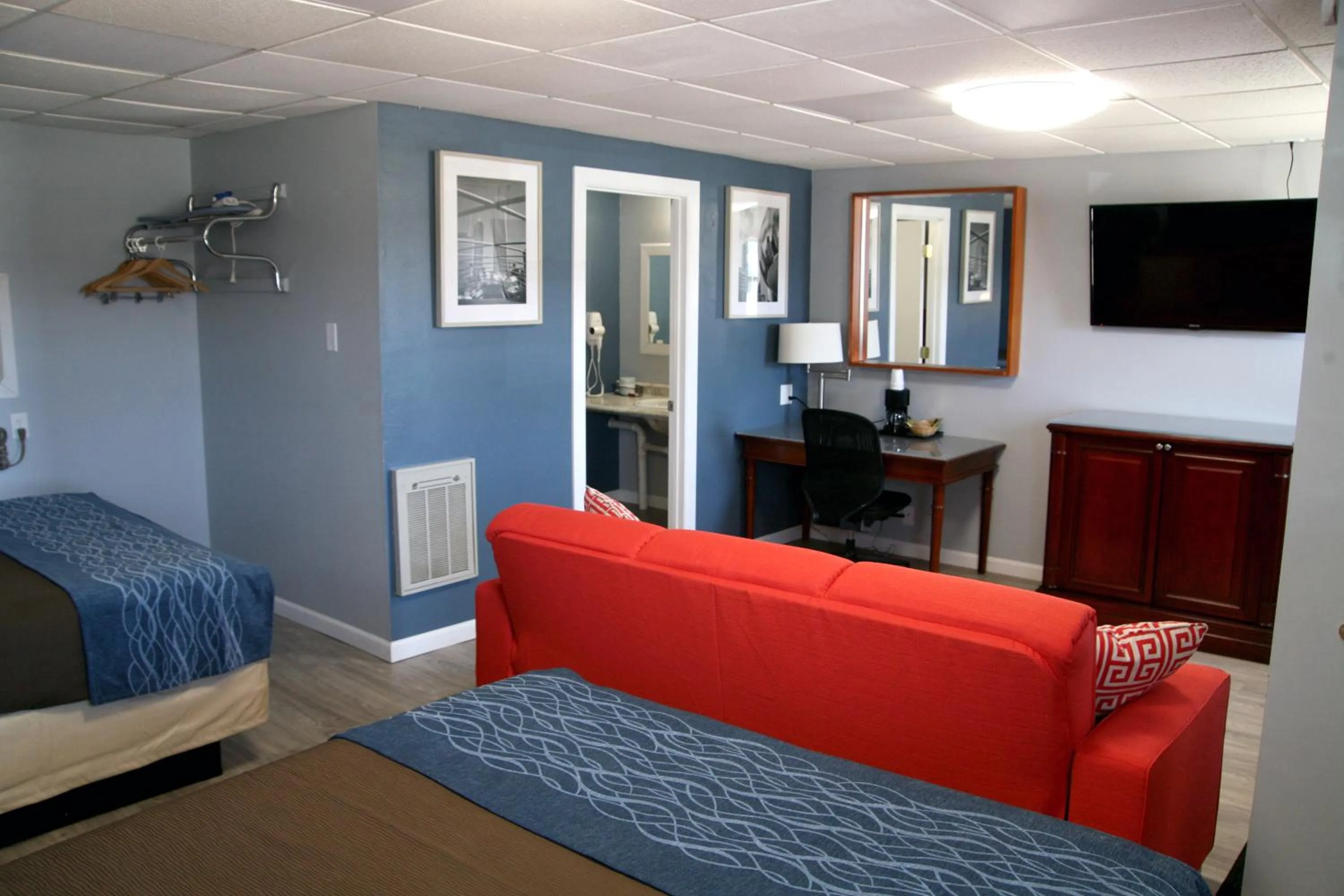 Photo of the whole room in South T Motel