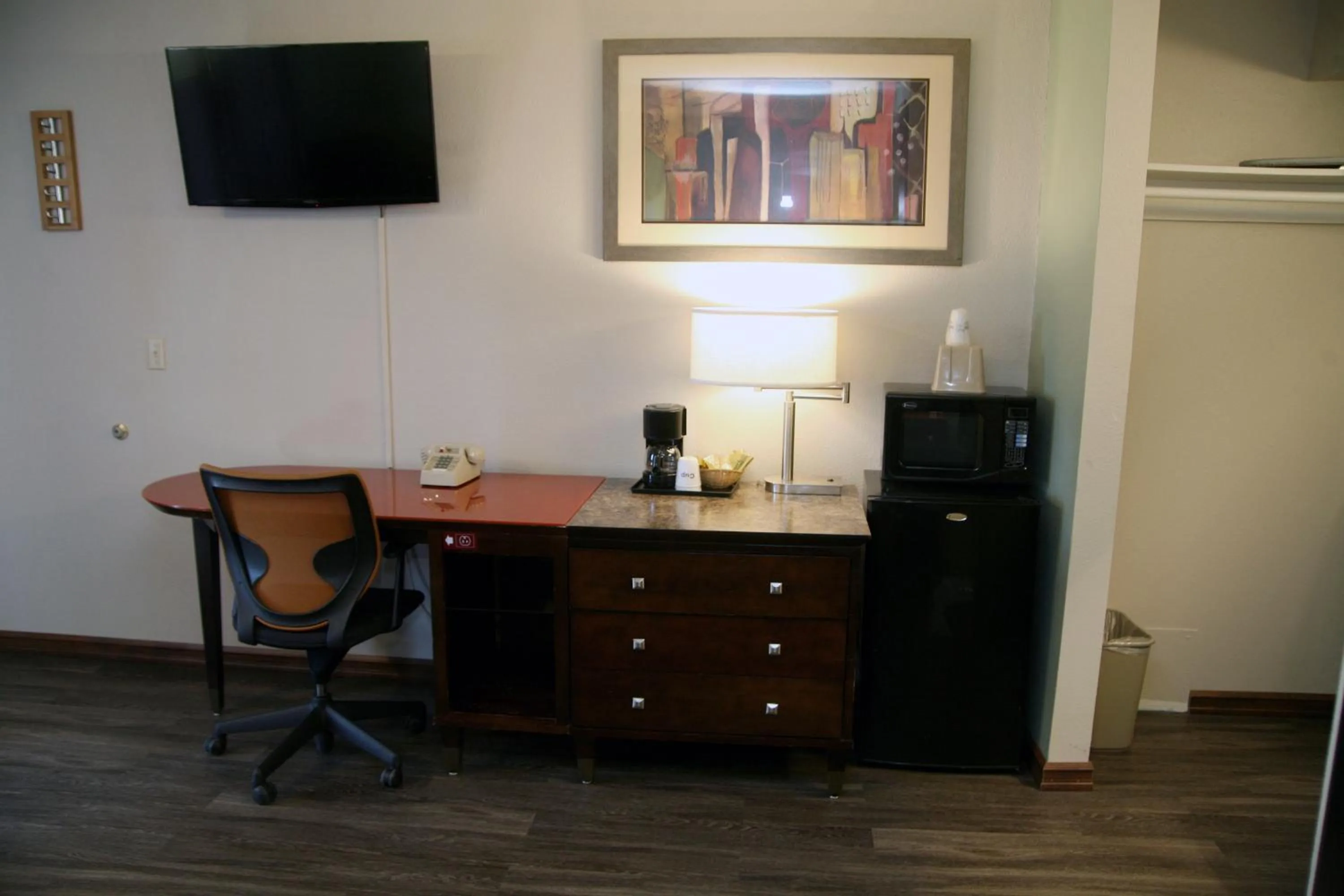 Photo of the whole room in South T Motel