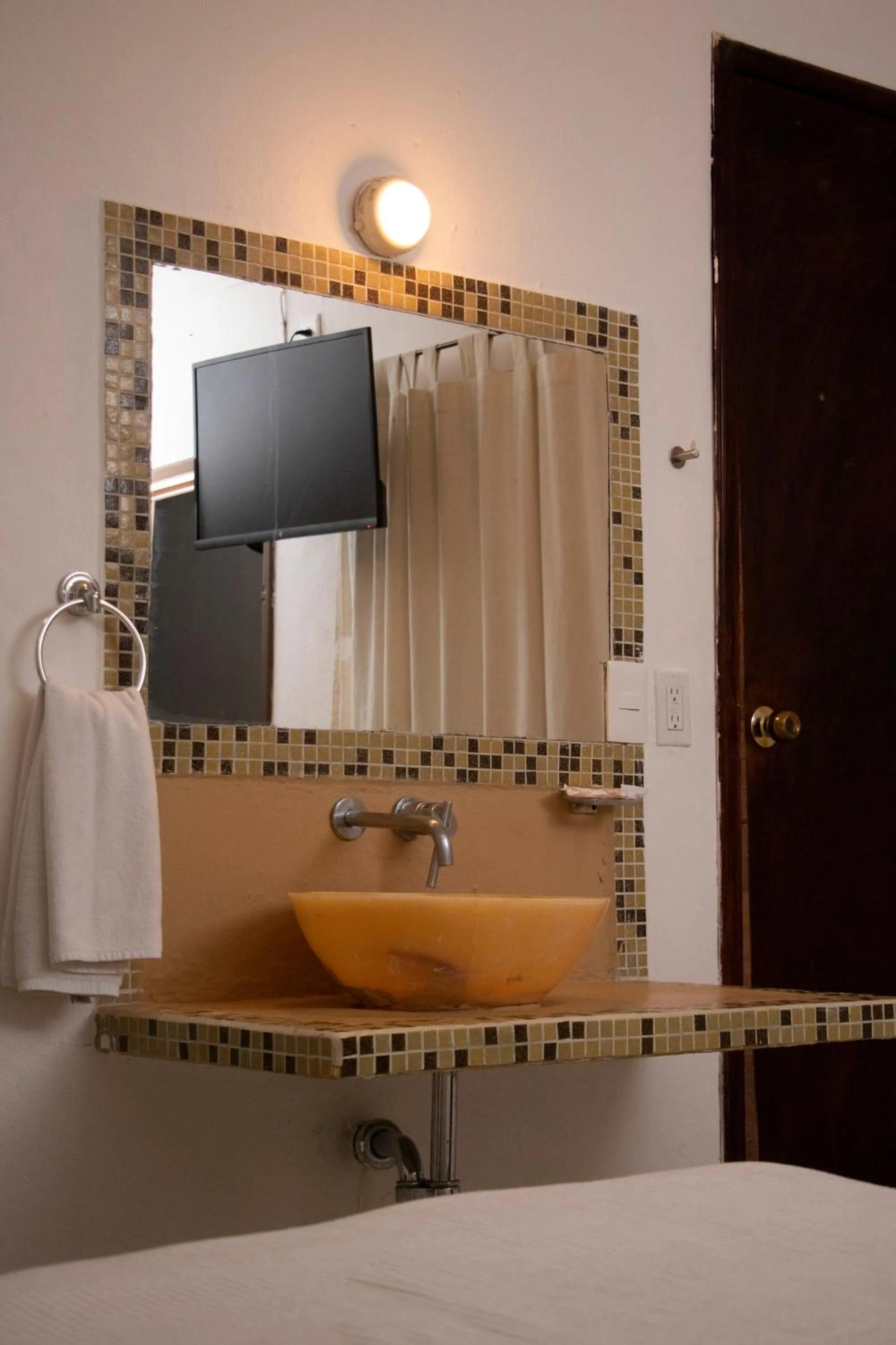 towels, Bed in Hotel Sayab 5ta Avenida