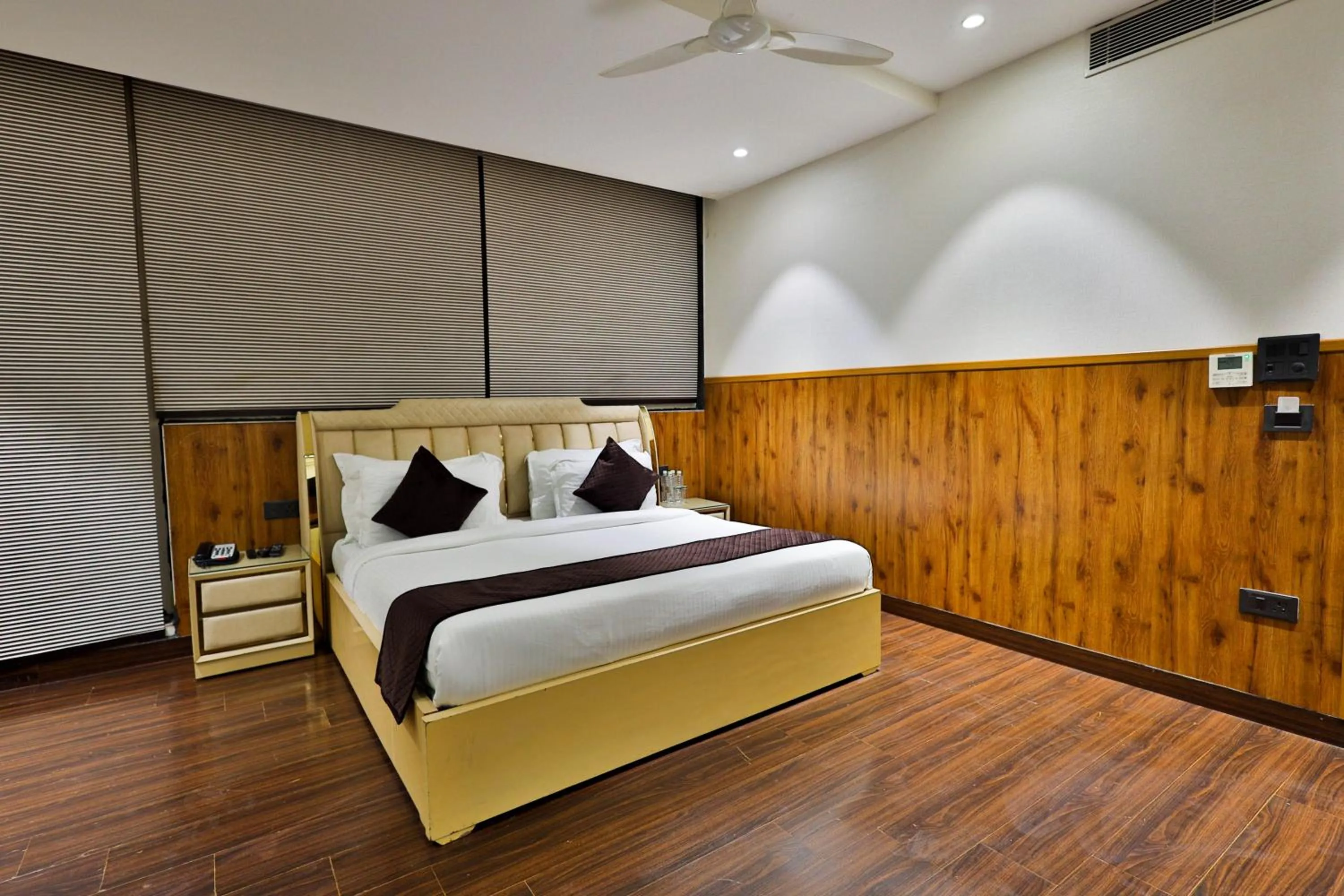 Bedroom, Bed in Clay Inn Hotels, Paschim Vihar