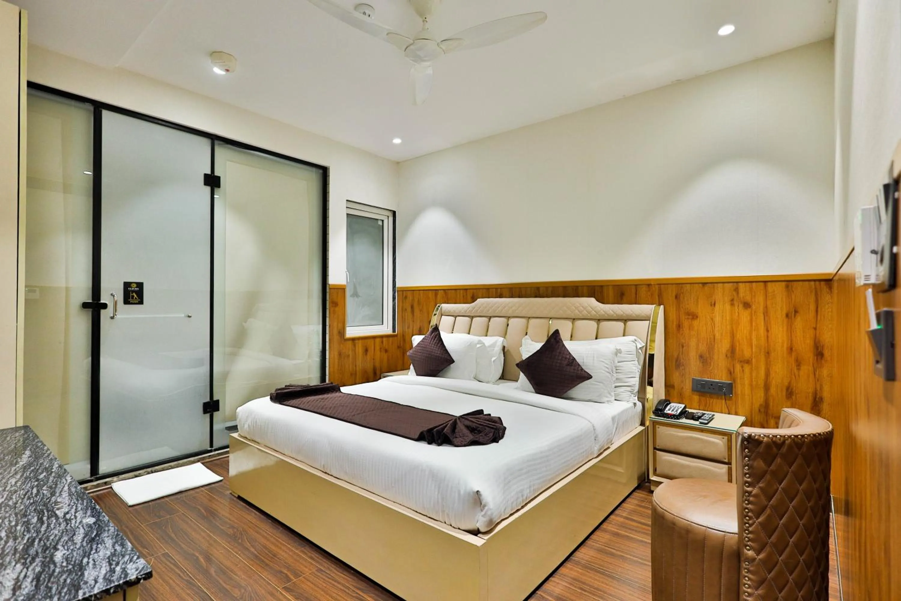 Bedroom, Bed in Clay Inn Hotels, Paschim Vihar