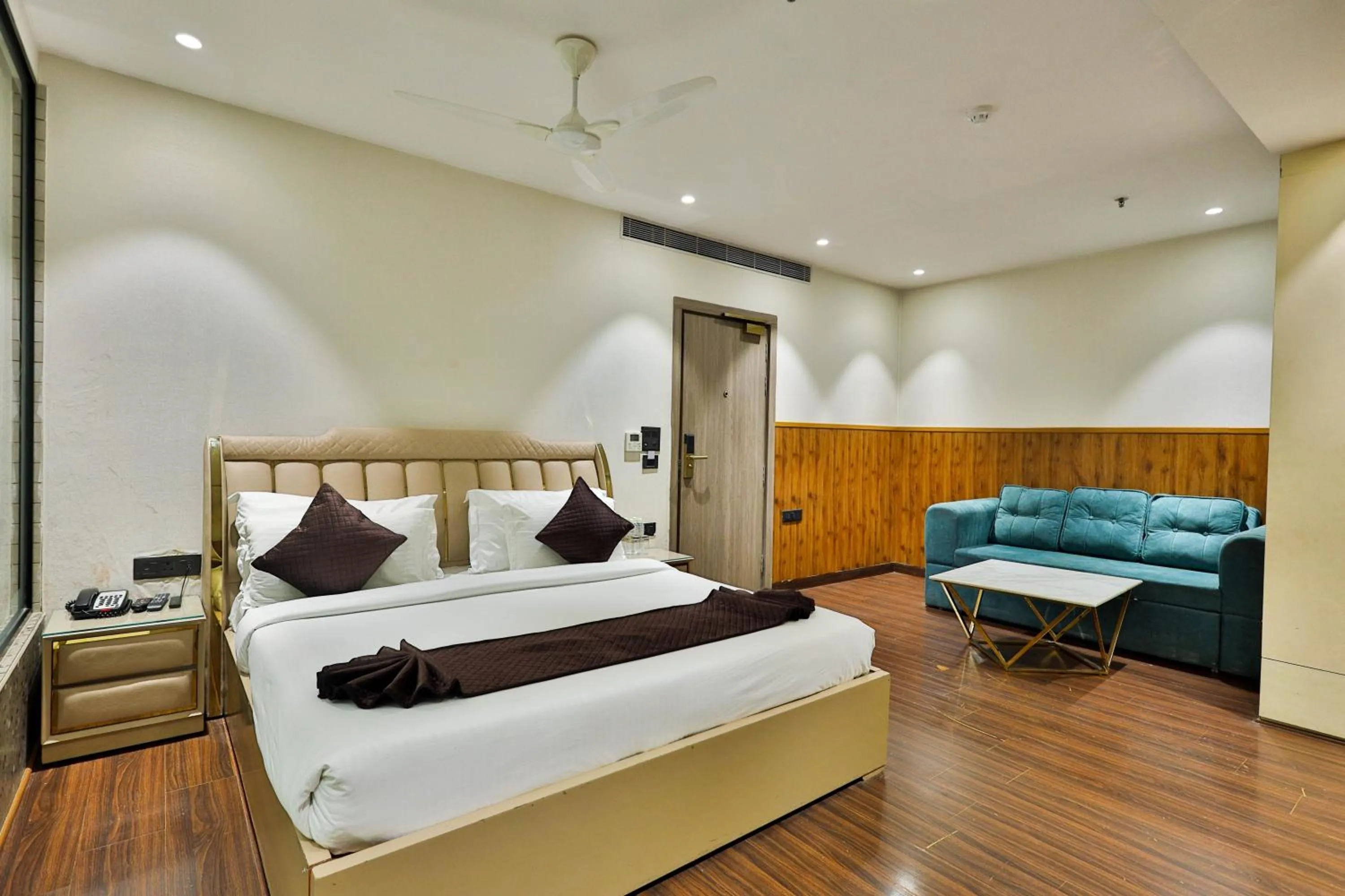 Bed in Clay Inn Hotels, Paschim Vihar