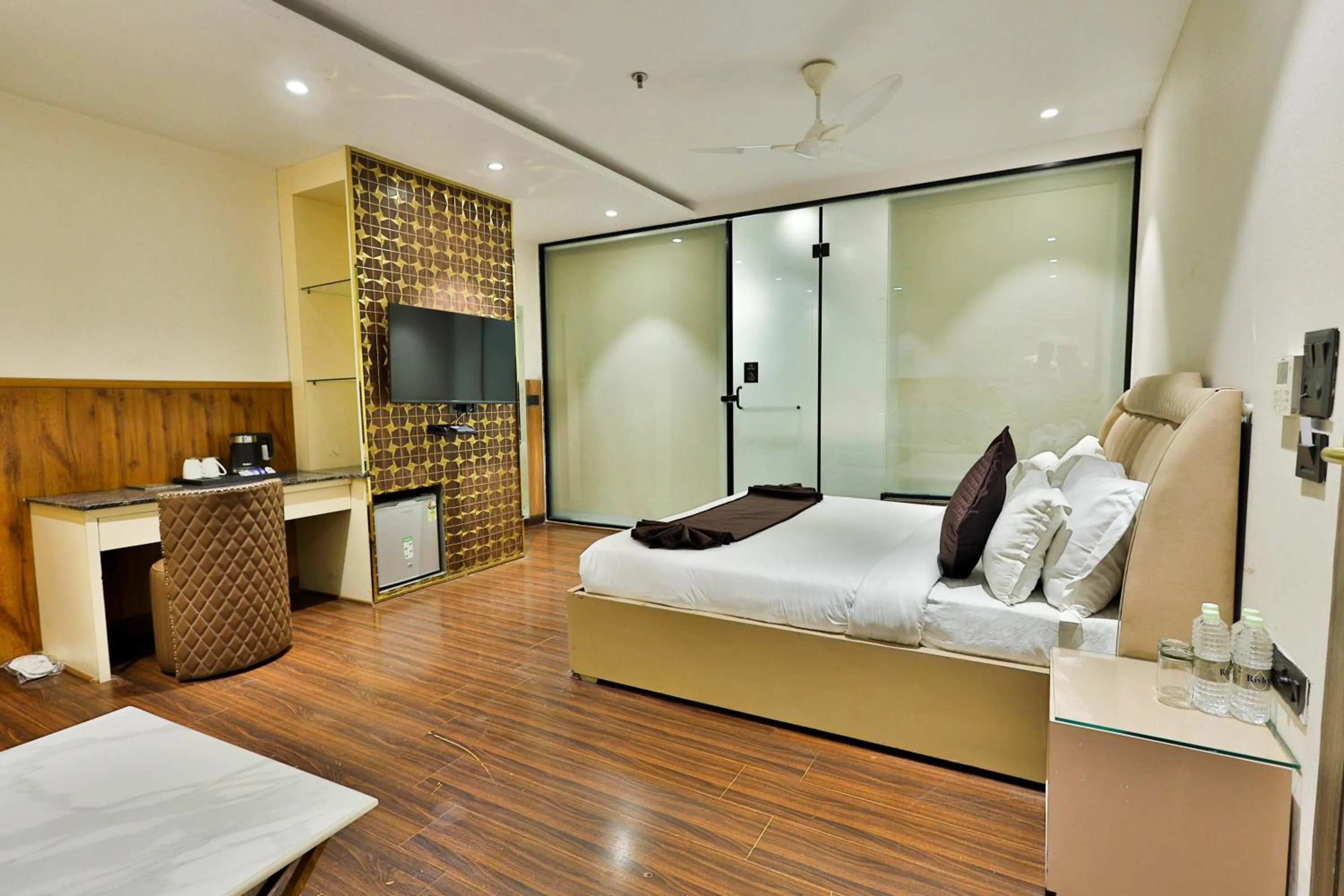 Bedroom, Bed in Clay Inn Hotels, Paschim Vihar