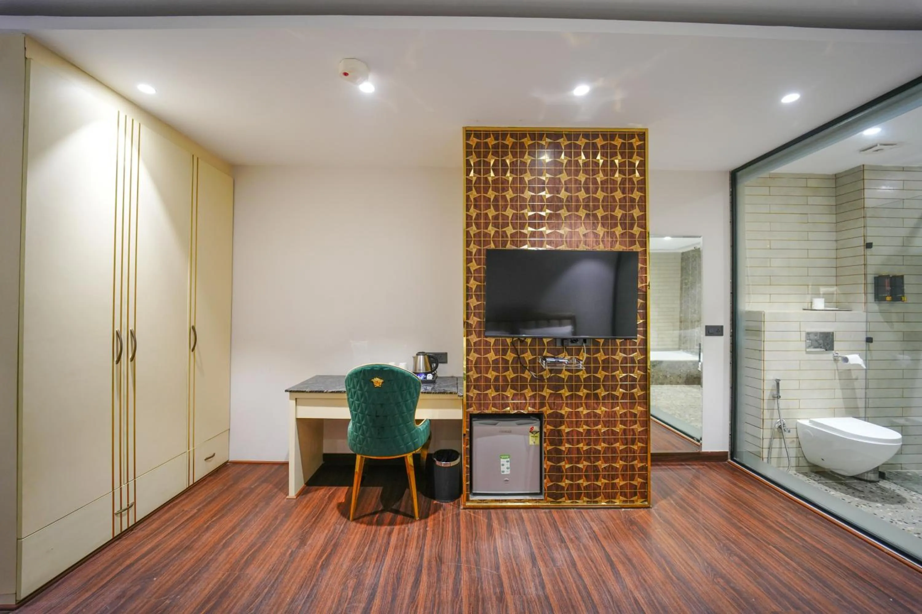 TV and multimedia, Bed in Clay Inn Hotels, Paschim Vihar