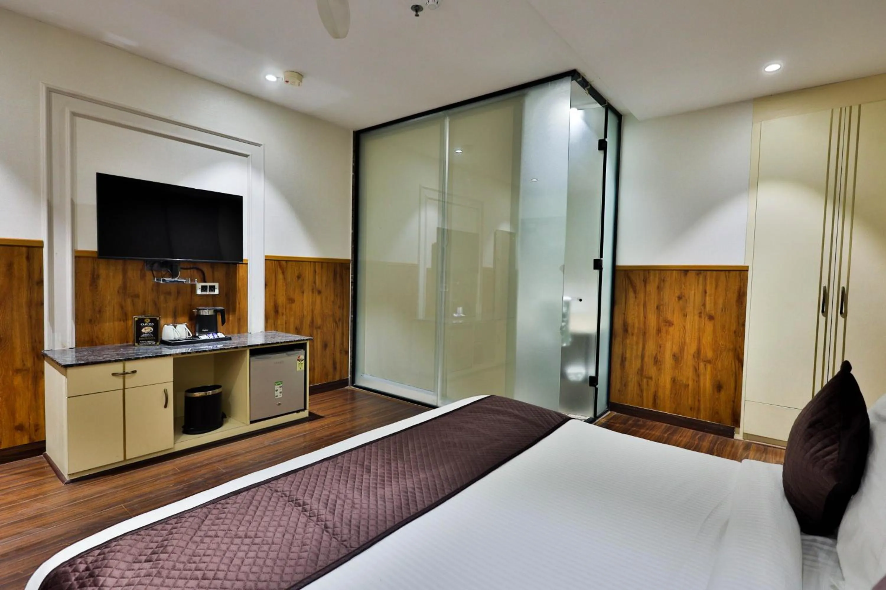 Bedroom, Bed in Clay Inn Hotels, Paschim Vihar