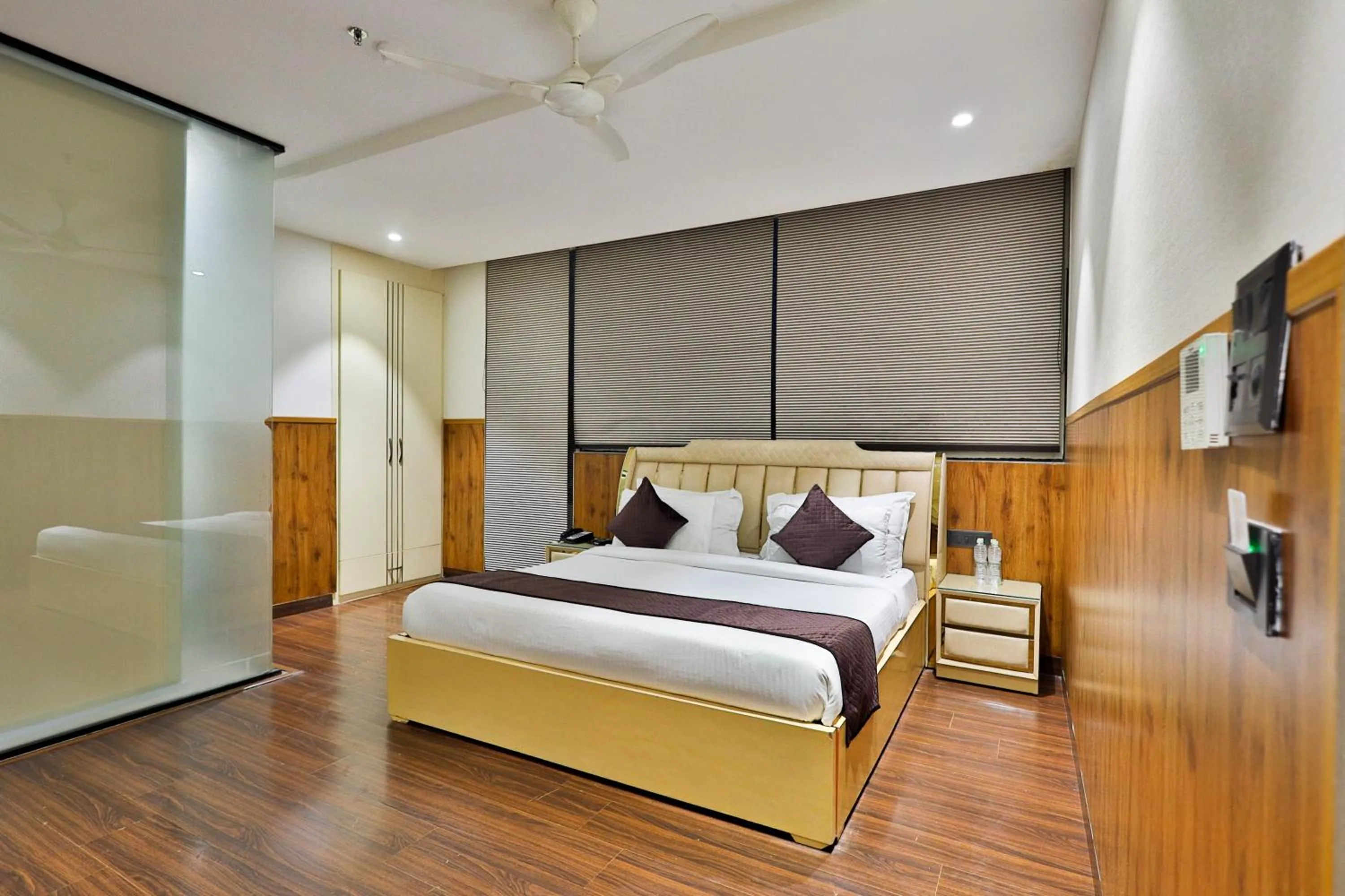 Bedroom, Bed in Clay Inn Hotels, Paschim Vihar