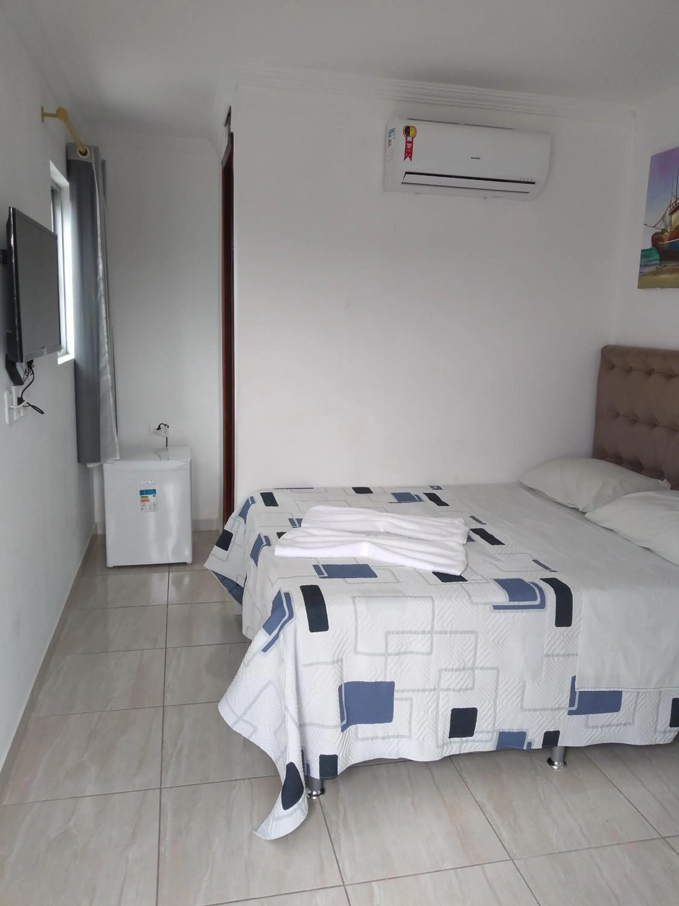 Photo of the whole room, Bed in Suítes São Francisco