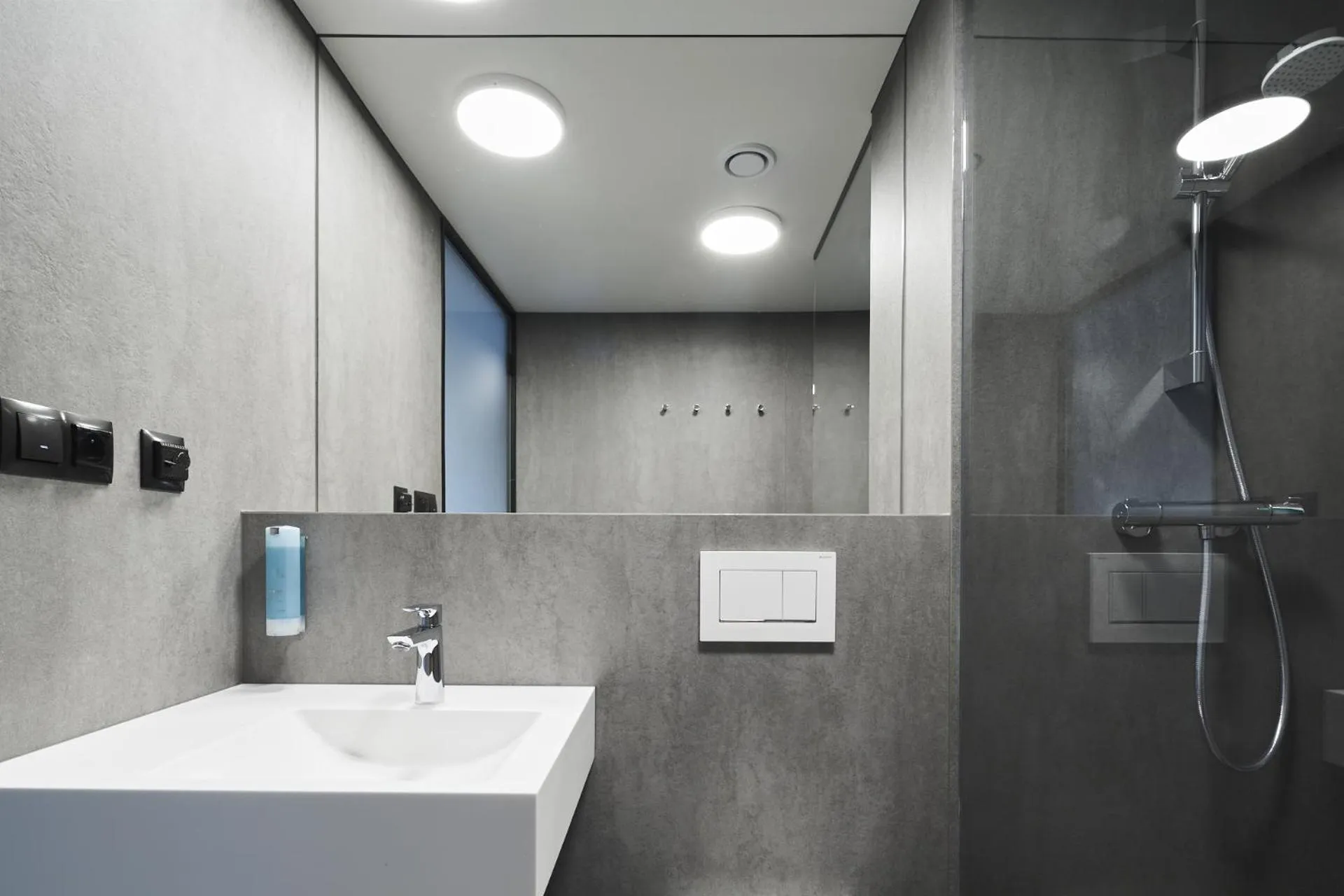 Shower in Lemon Resort Spa