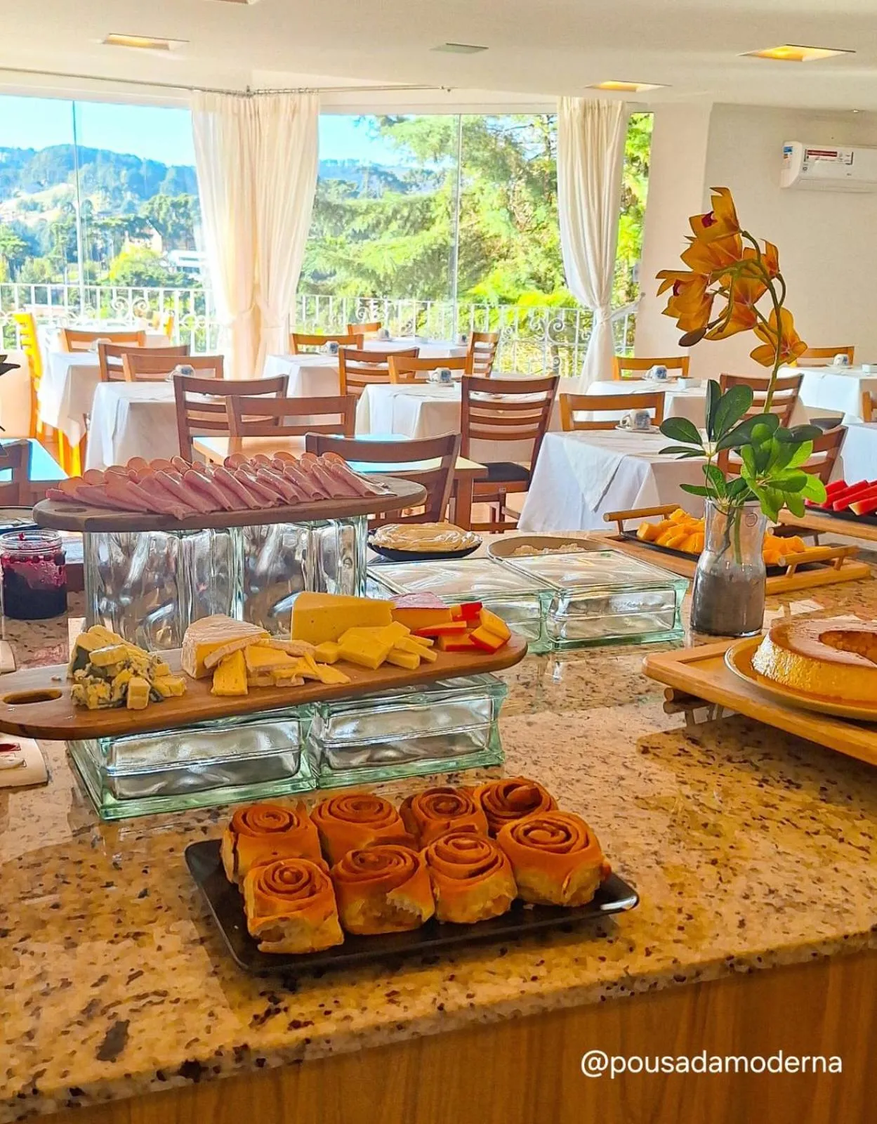 Buffet breakfast in Pousada Itália Moderna