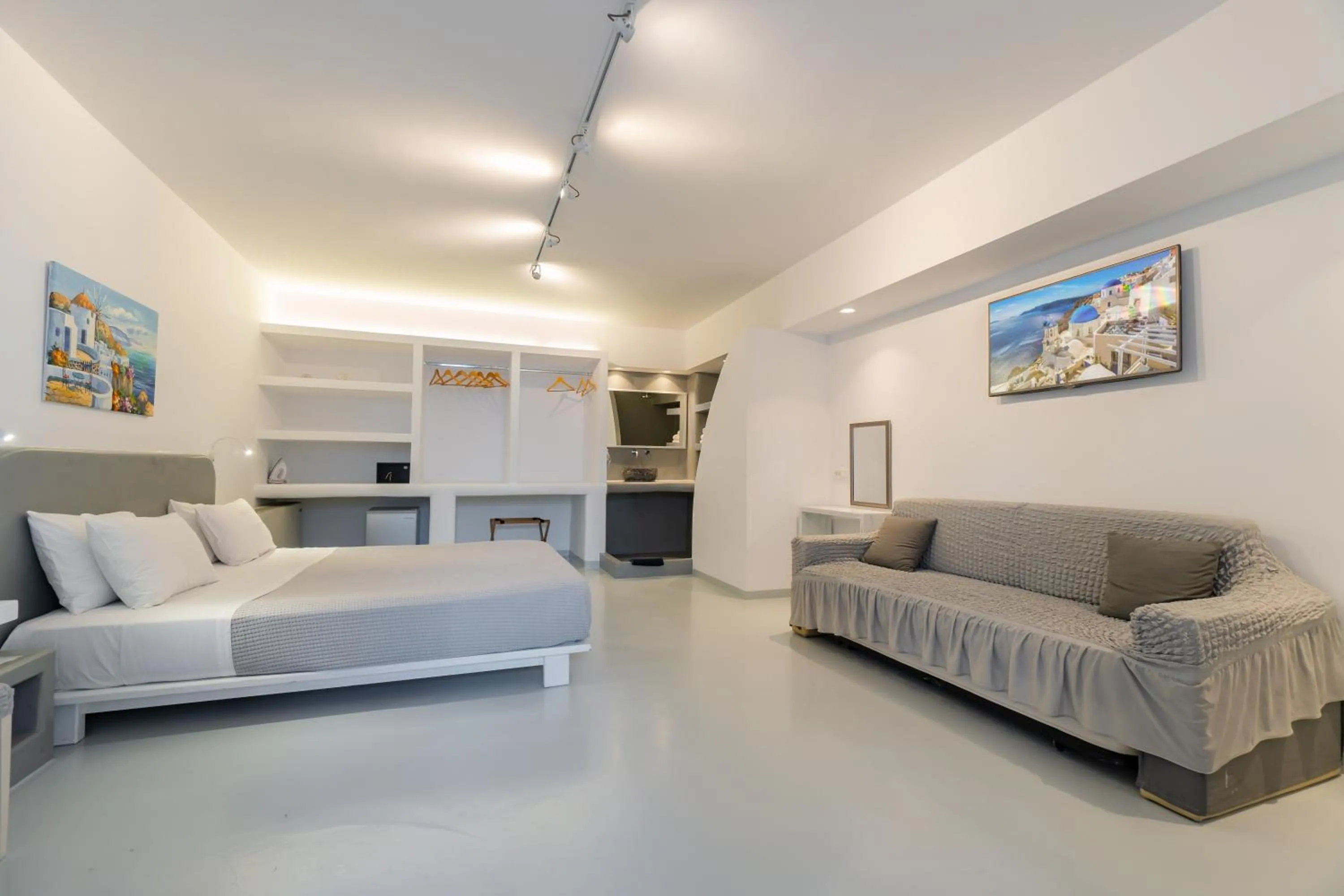 Photo of the whole room in Central Fira Suites