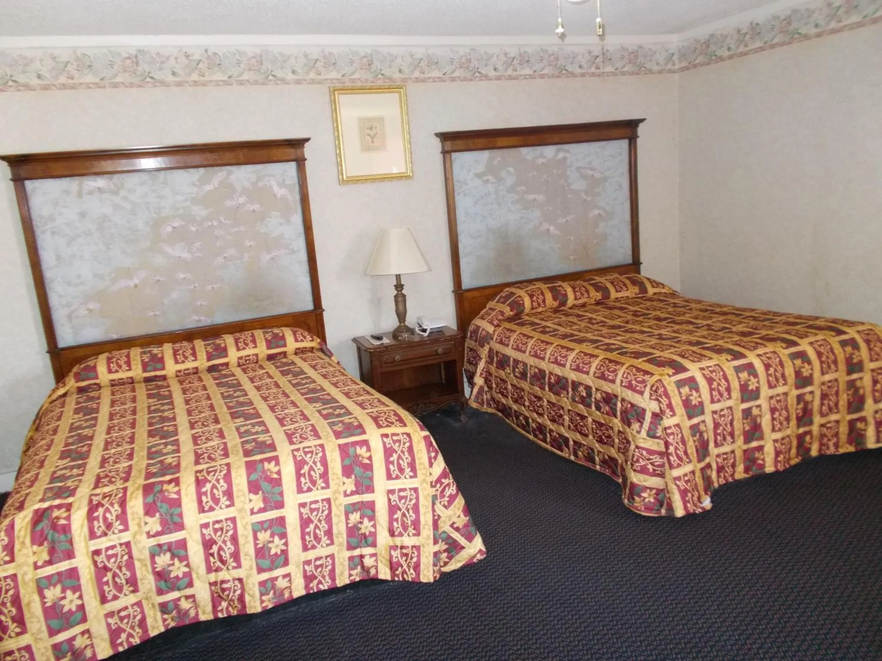 Queen Room with Two Queen Beds in Hillside Motel