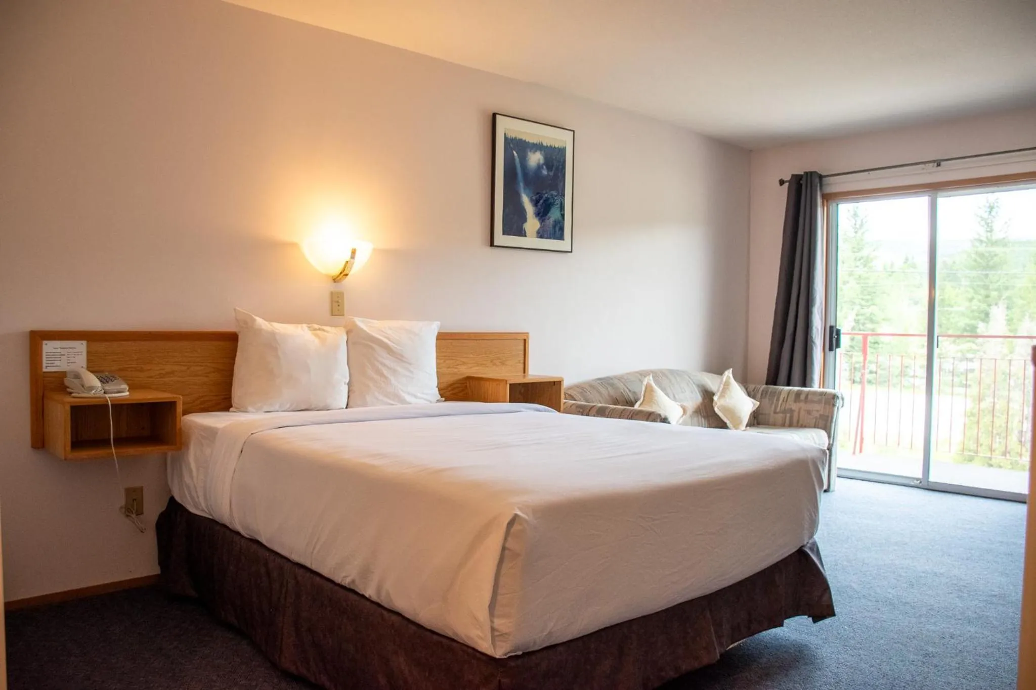 Bed in Ace Western Motel