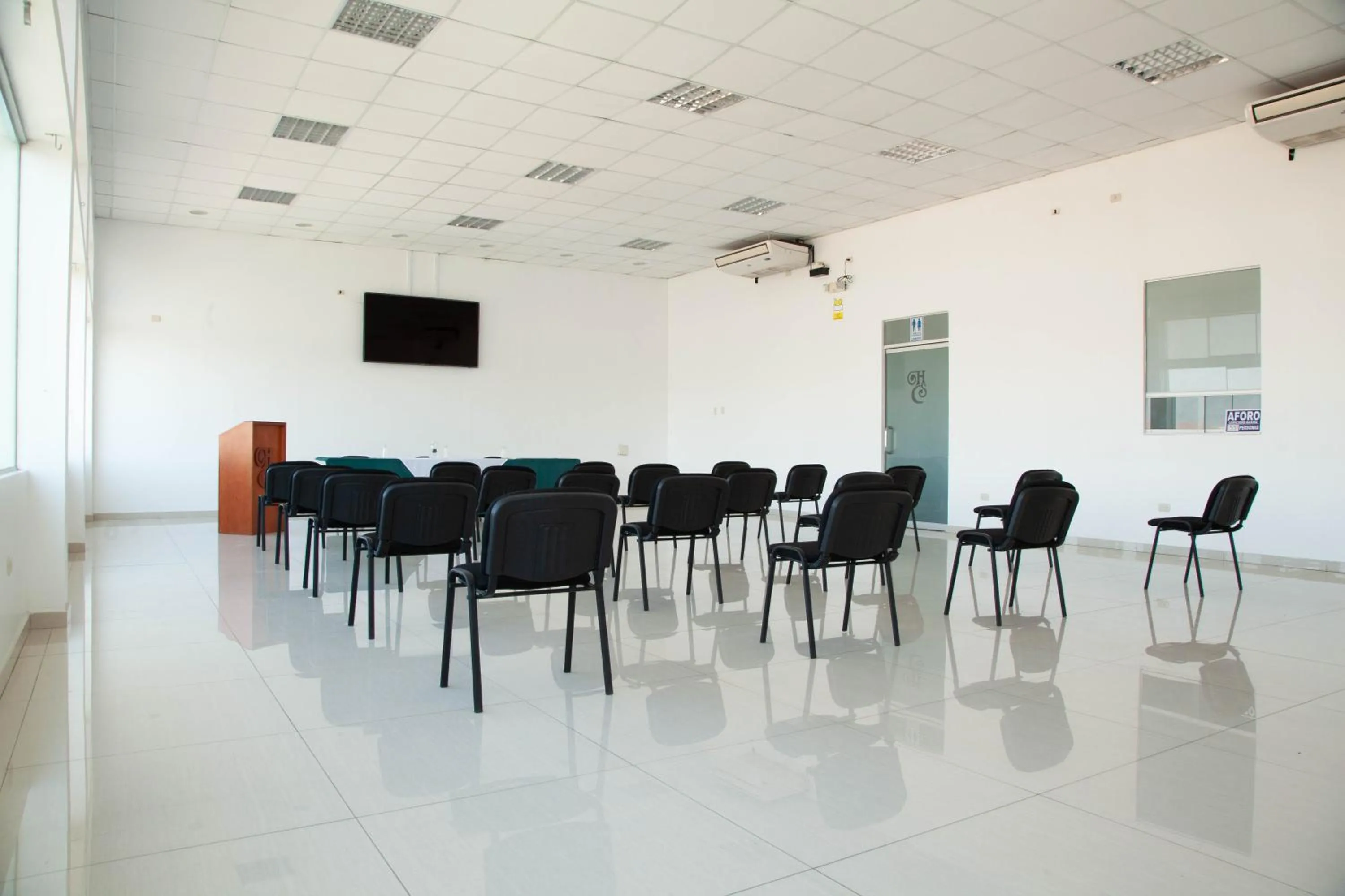 Business facilities in Holiday Suites