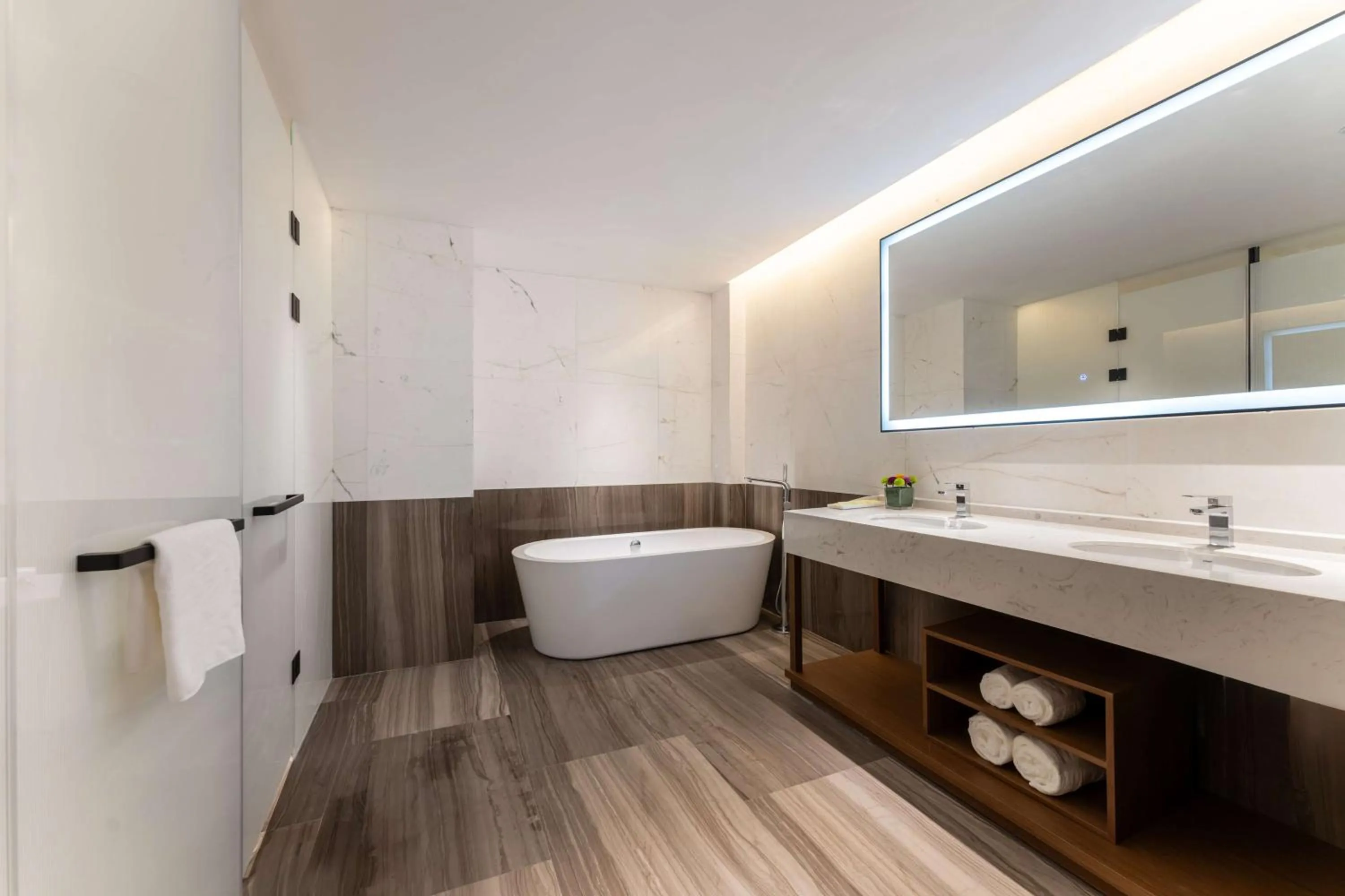 Bathroom in Hilton Garden Inn Huzhou High-Speed Railway Station