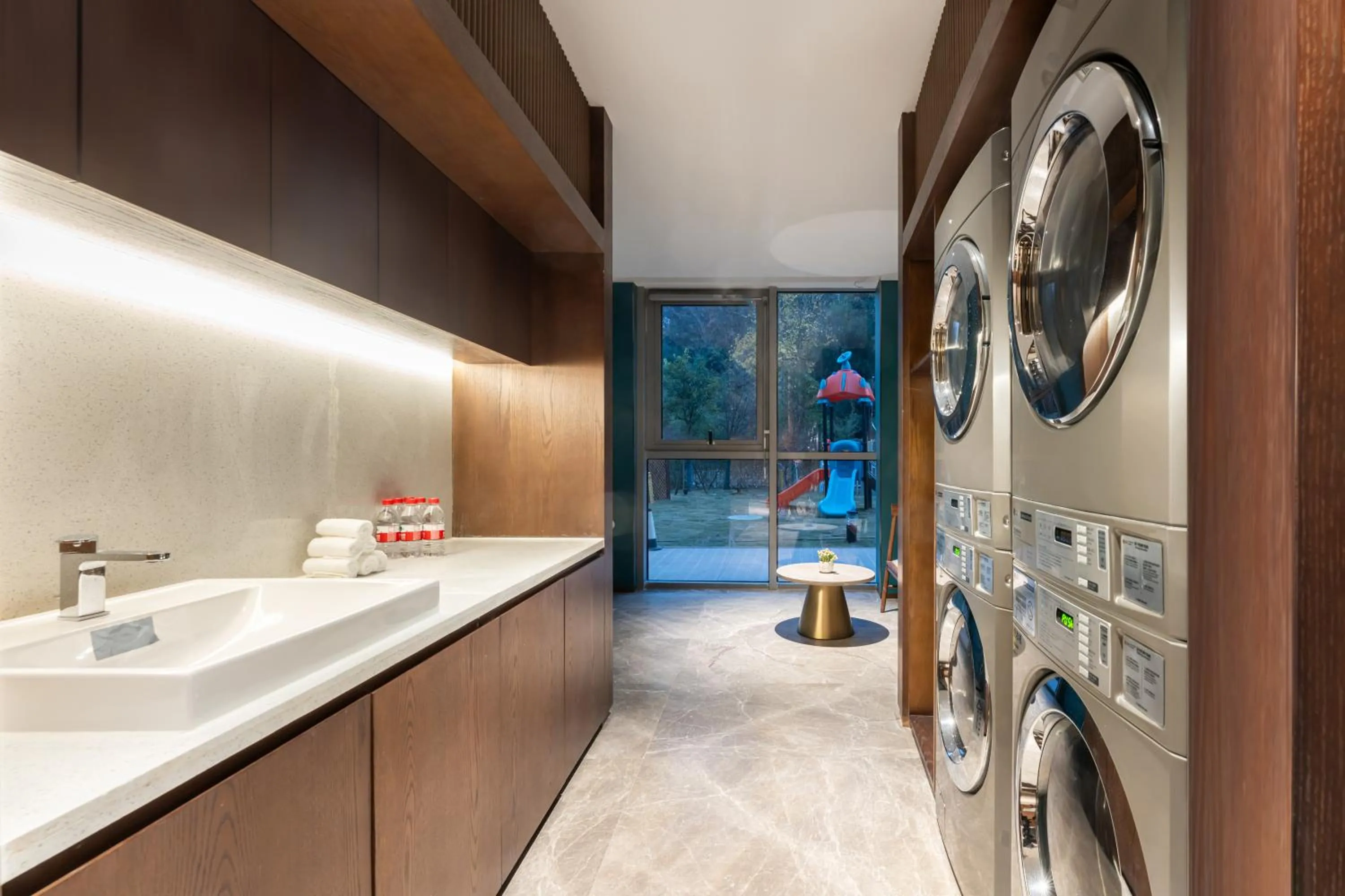 washing machine in Hilton Garden Inn Huzhou High-Speed Railway Station