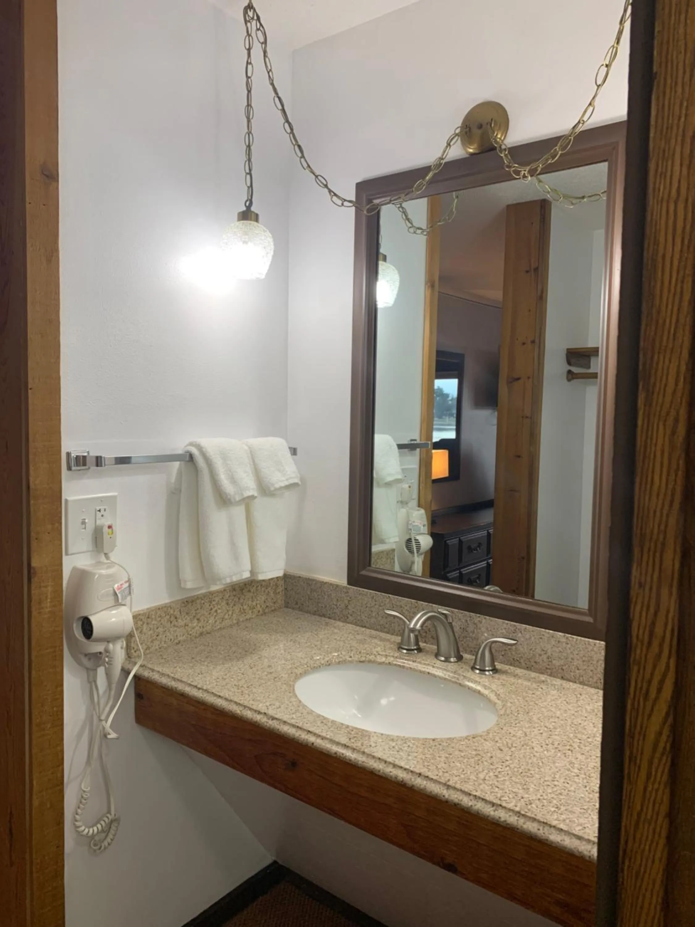 Bridge Inn Tomahawk -1st Floor, 2 Queen Size Bed, Walkout, River View