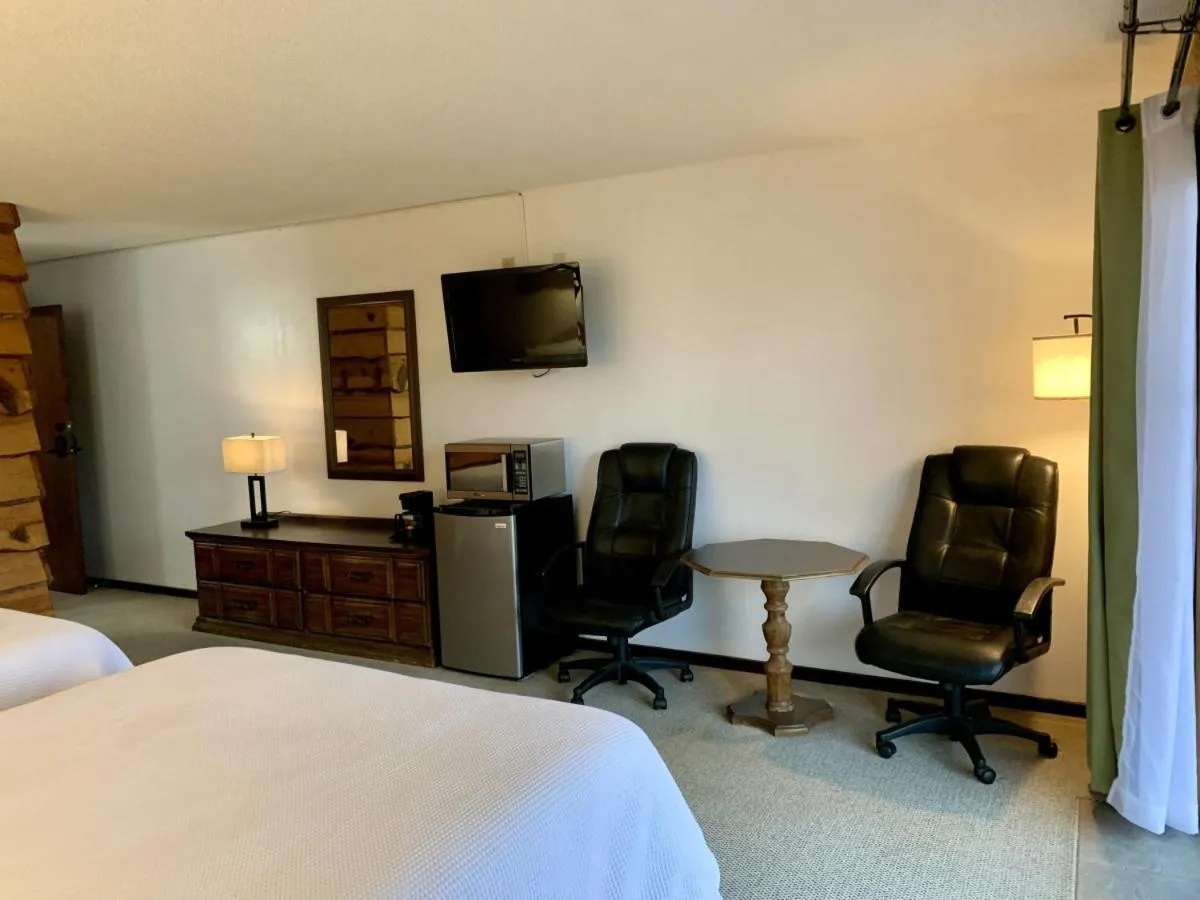 Bridge Inn Tomahawk -1st Floor, 2 Queen Size Bed, Walkout, River View